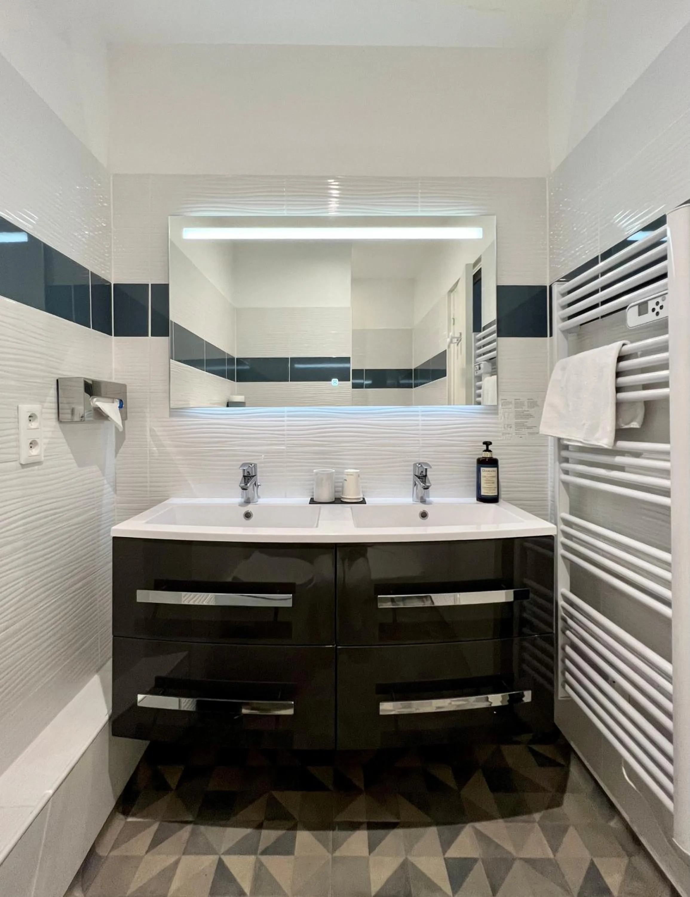 Bathroom in The Originals Boutique, Hôtel Le George , Loches