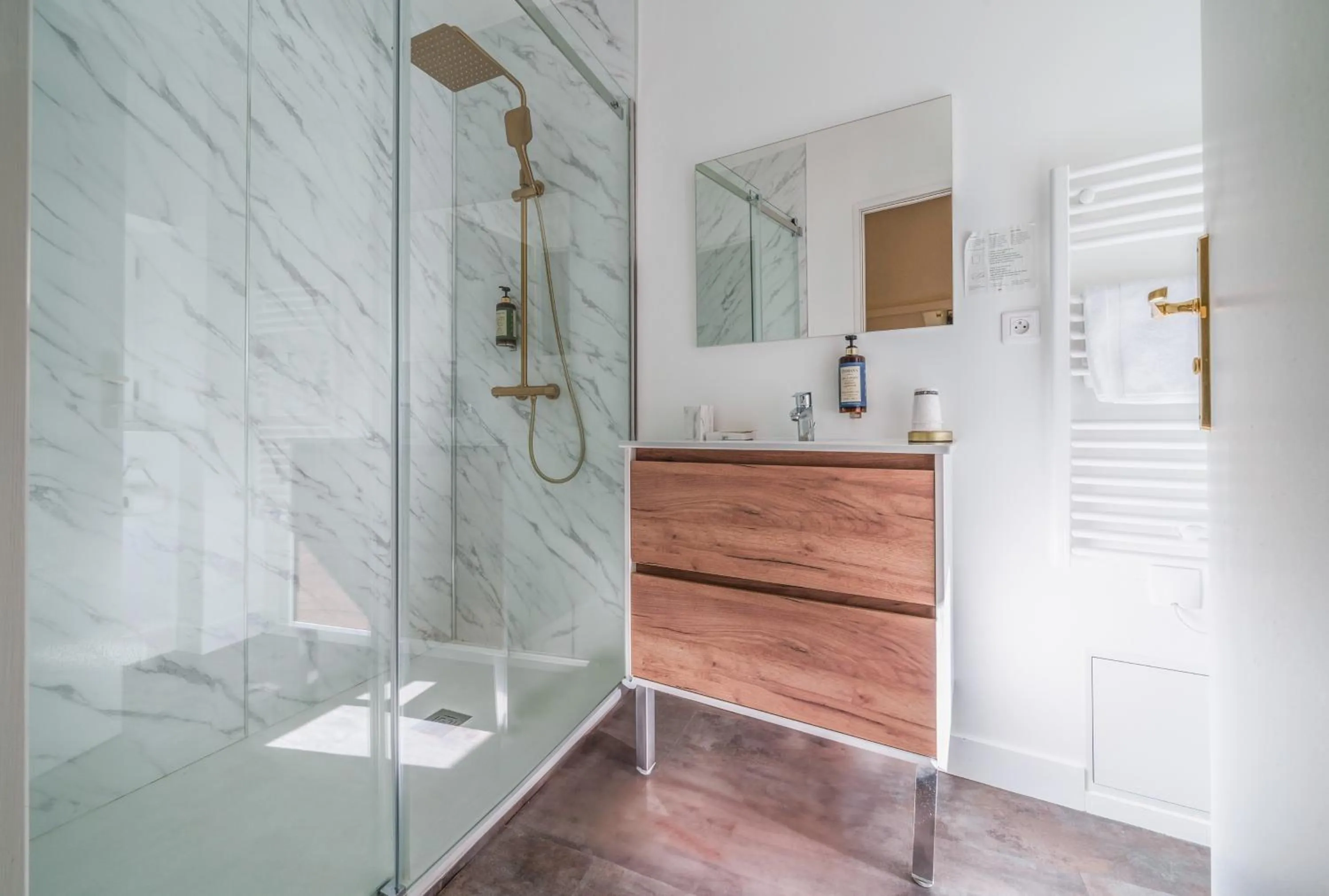 Bathroom in The Originals Boutique, Hôtel Le George , Loches
