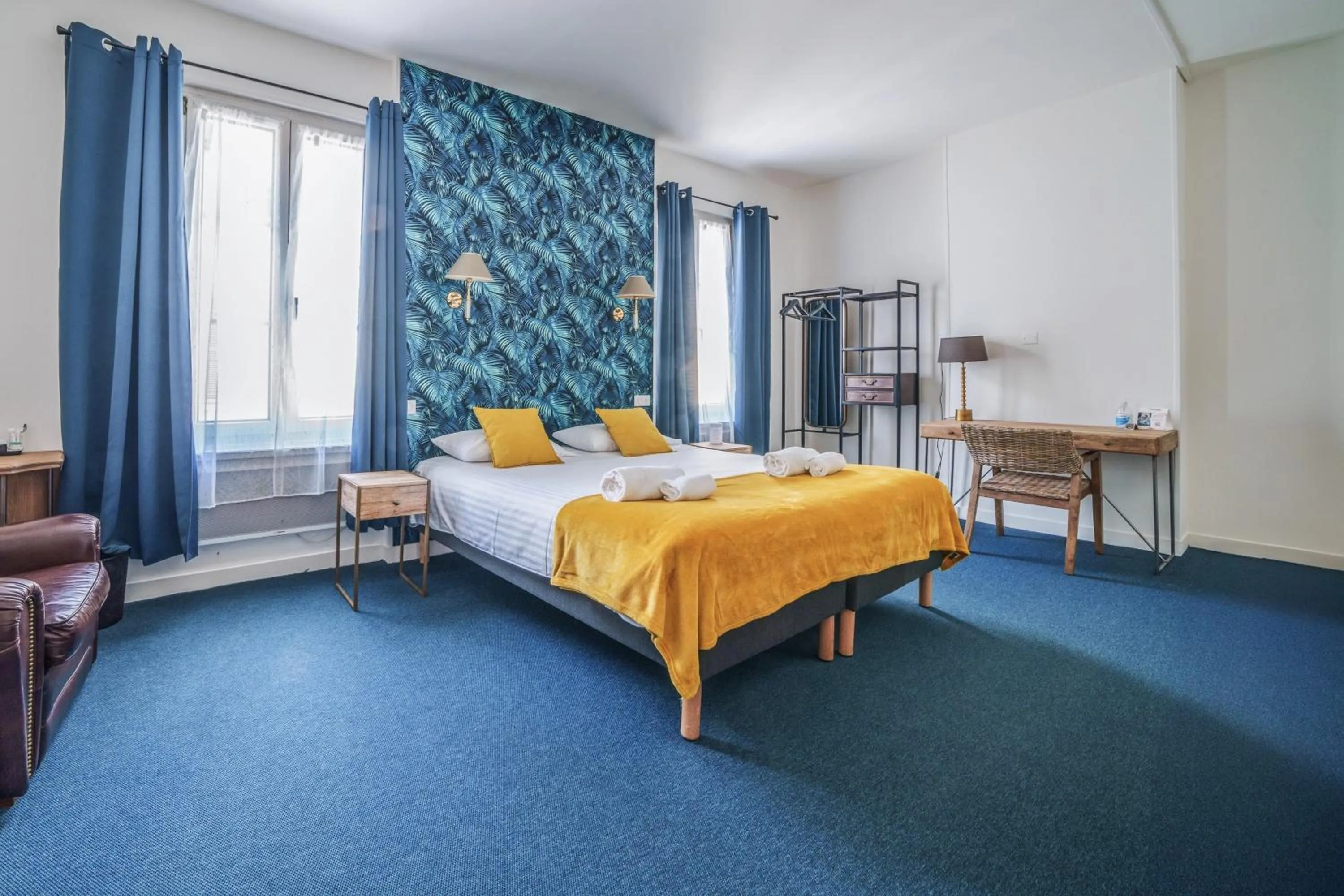 Property building, Bed in The Originals Boutique, Hôtel Le George , Loches