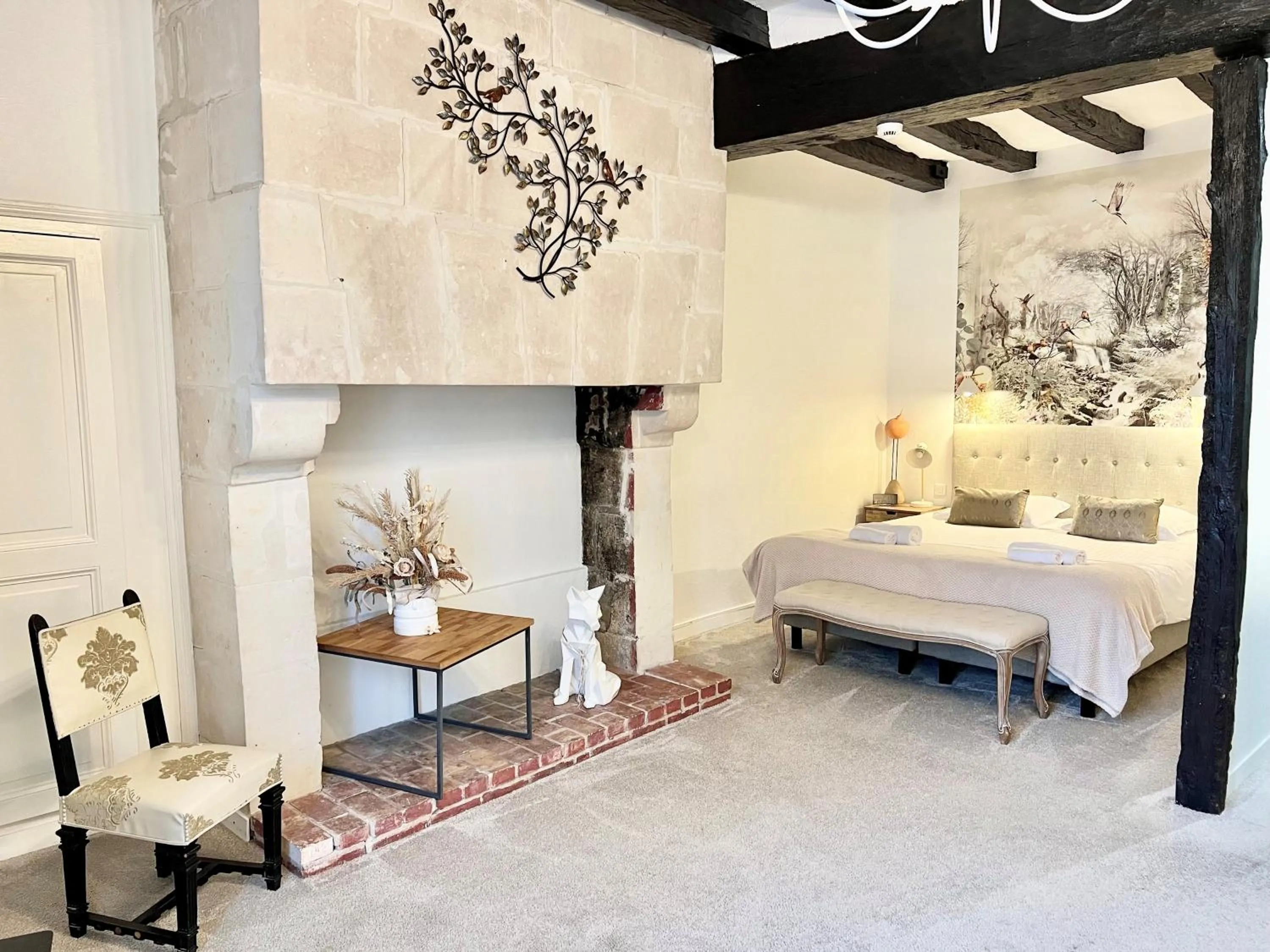 Photo of the whole room, Bed in The Originals Boutique, Hôtel Le George , Loches