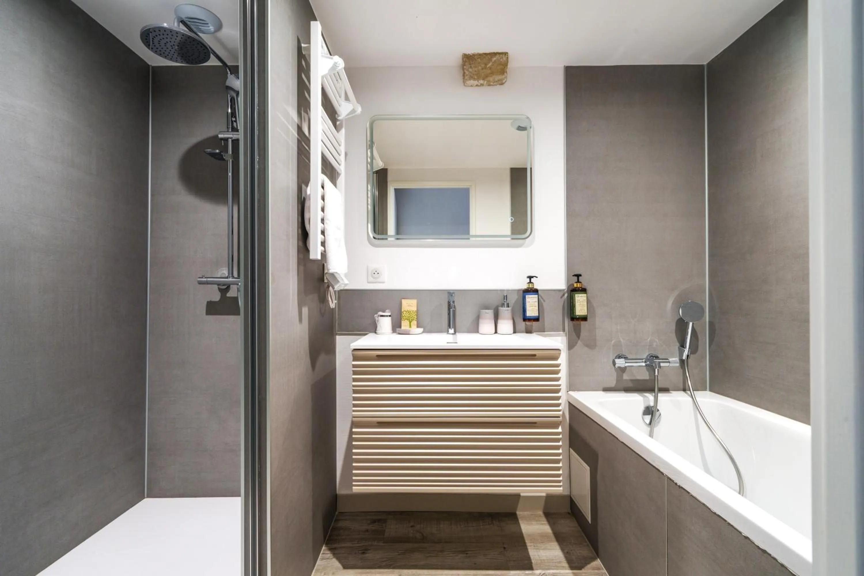 Bathroom in The Originals Boutique, Hôtel Le George , Loches