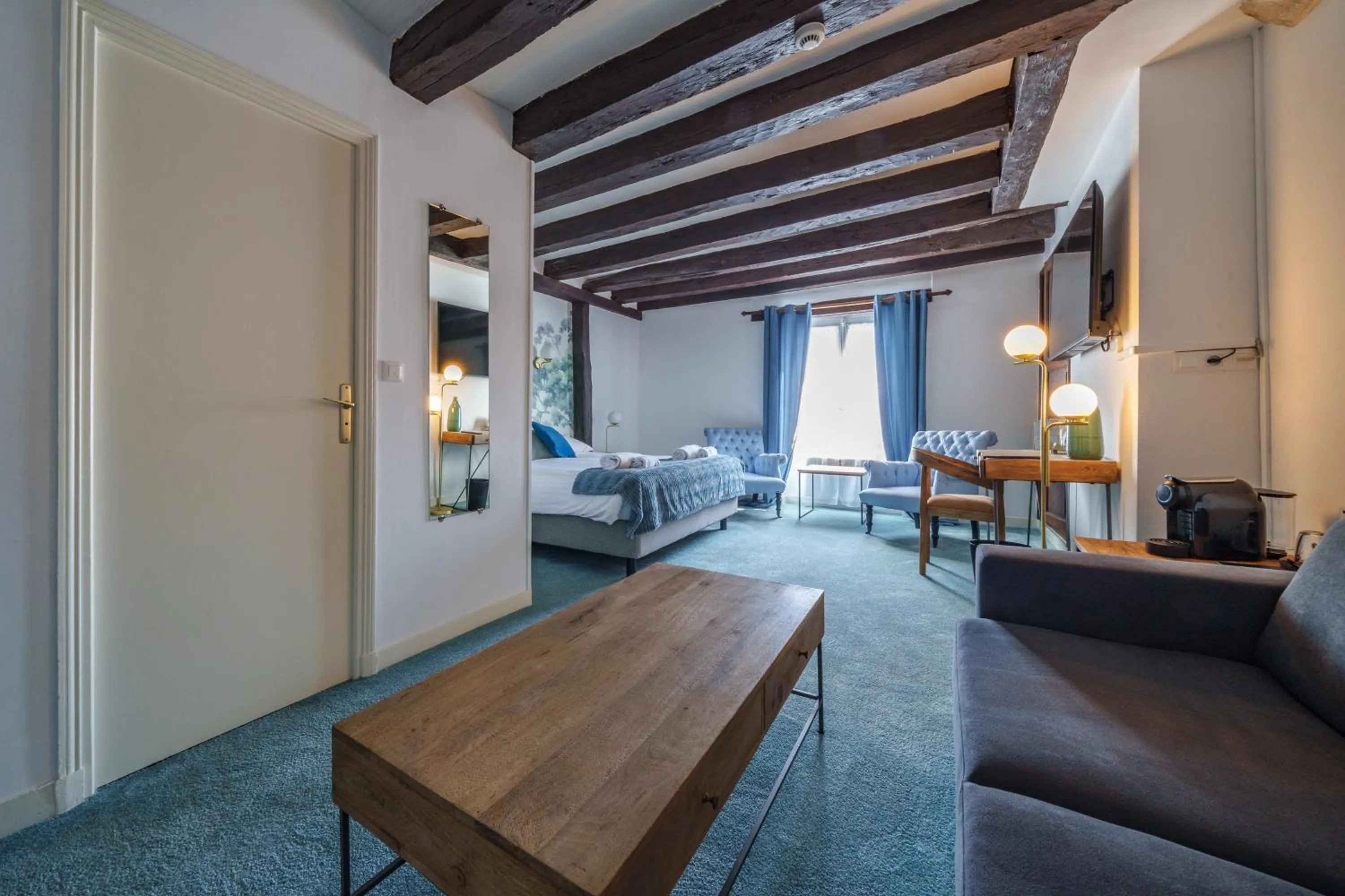 Photo of the whole room, Bed in The Originals Boutique, Hôtel Le George , Loches