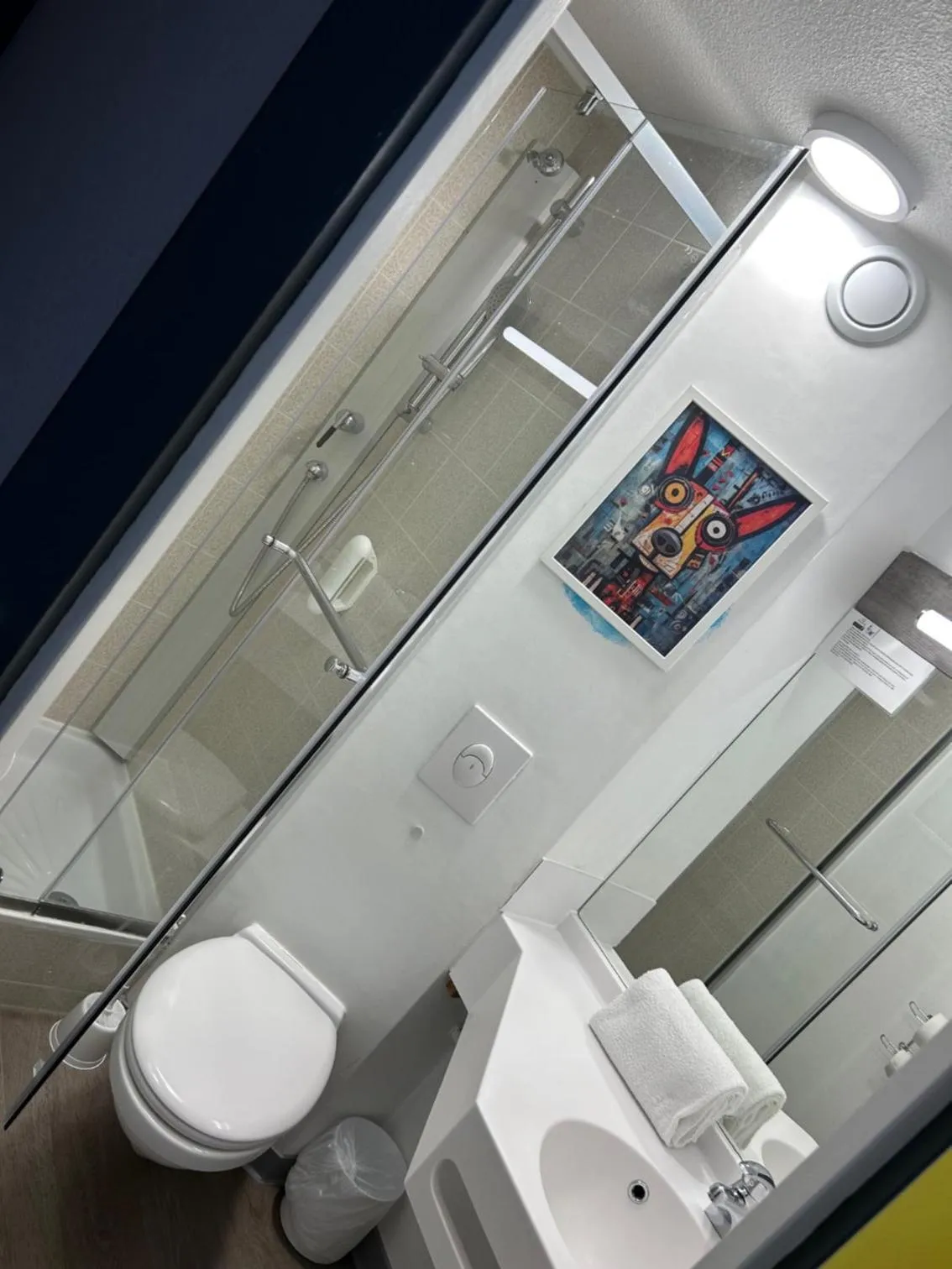 Shower in NESTOR HOTEL GAP et Restaurant