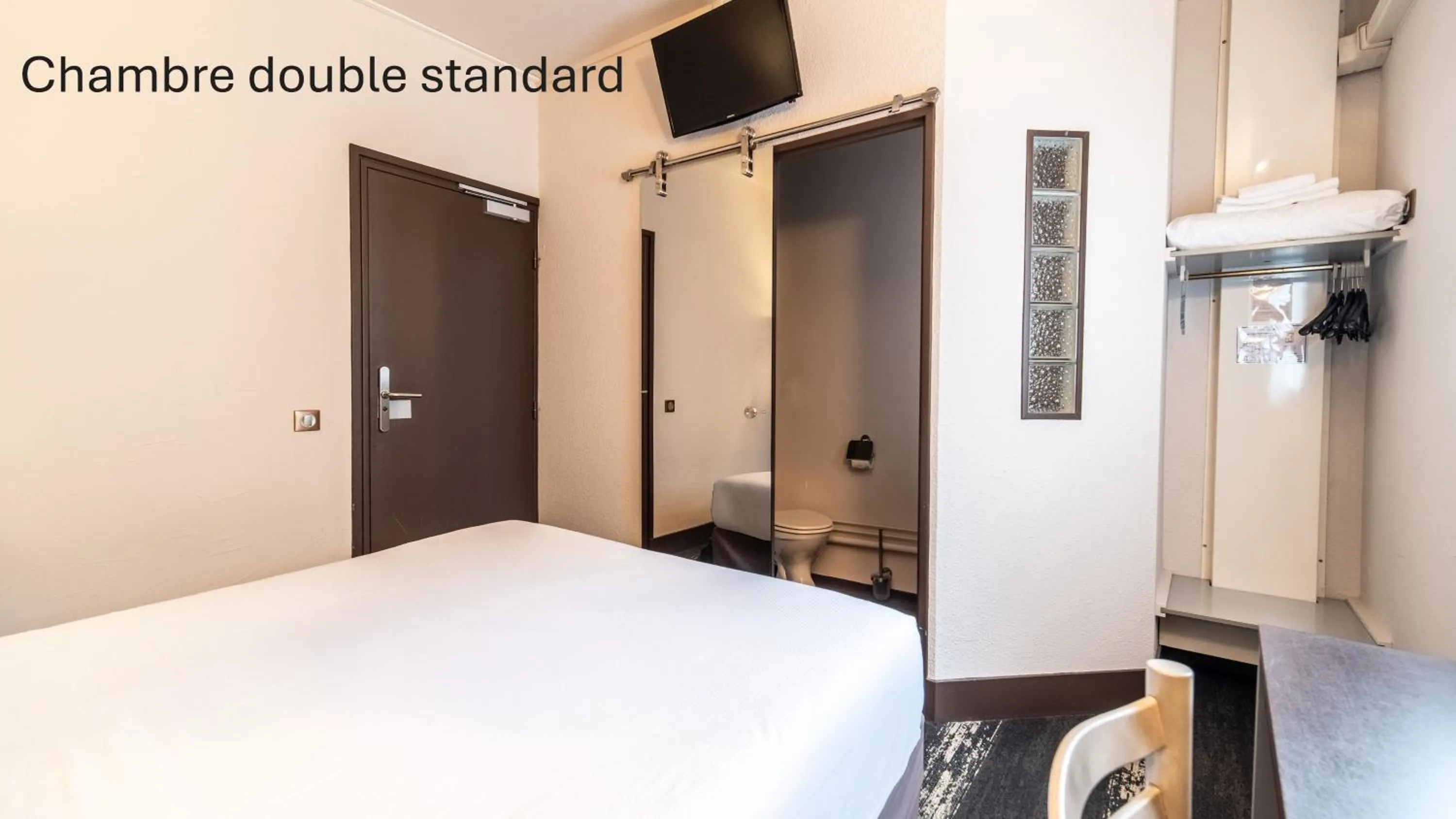 Property building, Bed in Kyriad Direct Limoges Nord