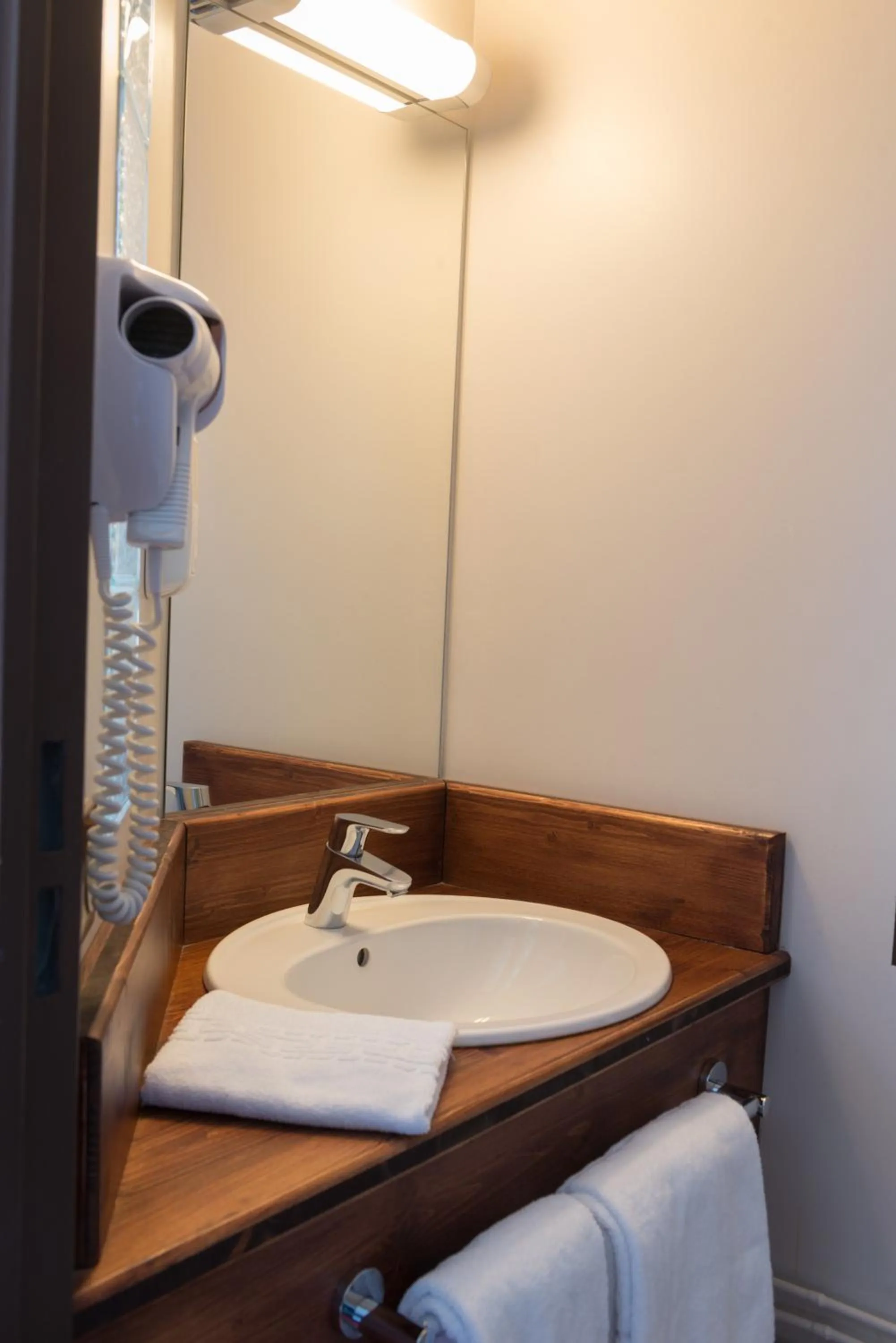 Bathroom, Bed in Kyriad Direct Limoges Nord