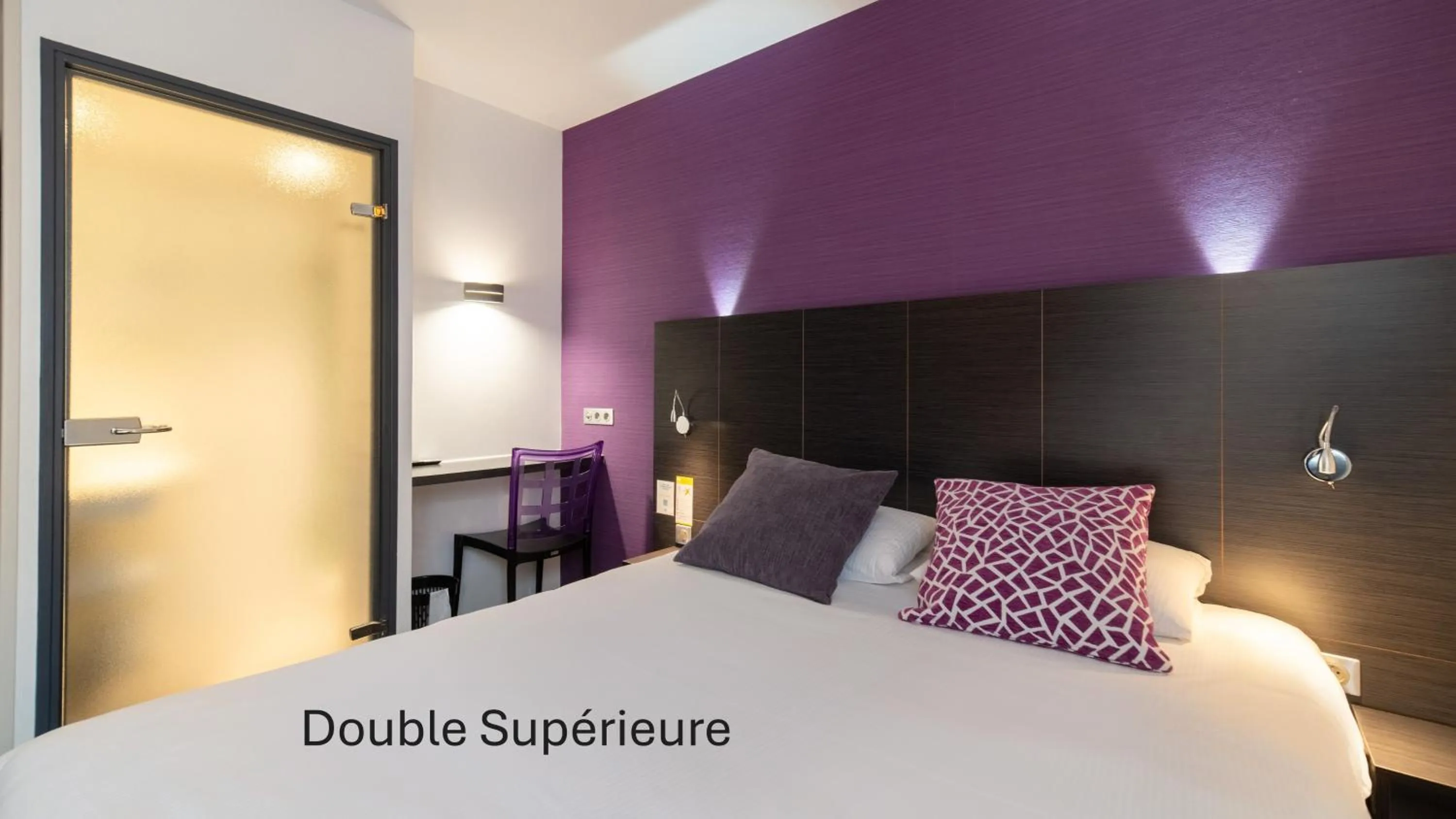 Property building, Bed in Kyriad Direct Limoges Nord