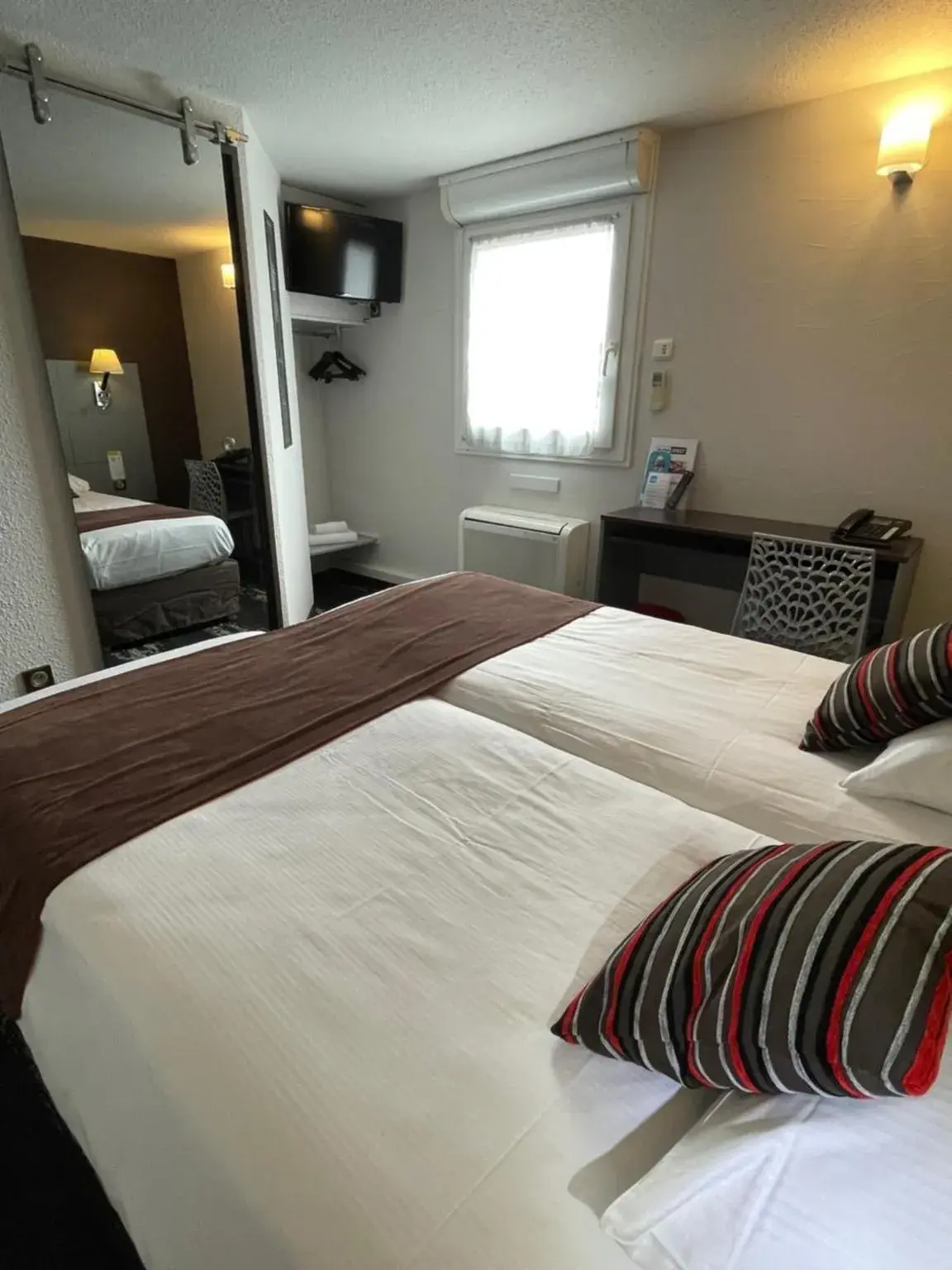 2 single Beds in Kyriad Direct Limoges Nord 2 single Beds in Kyriad Direct Limoges Nord
