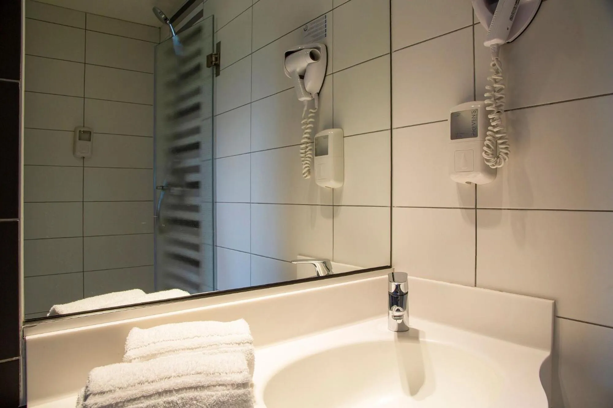 Bathroom in Kyriad Direct Limoges Nord