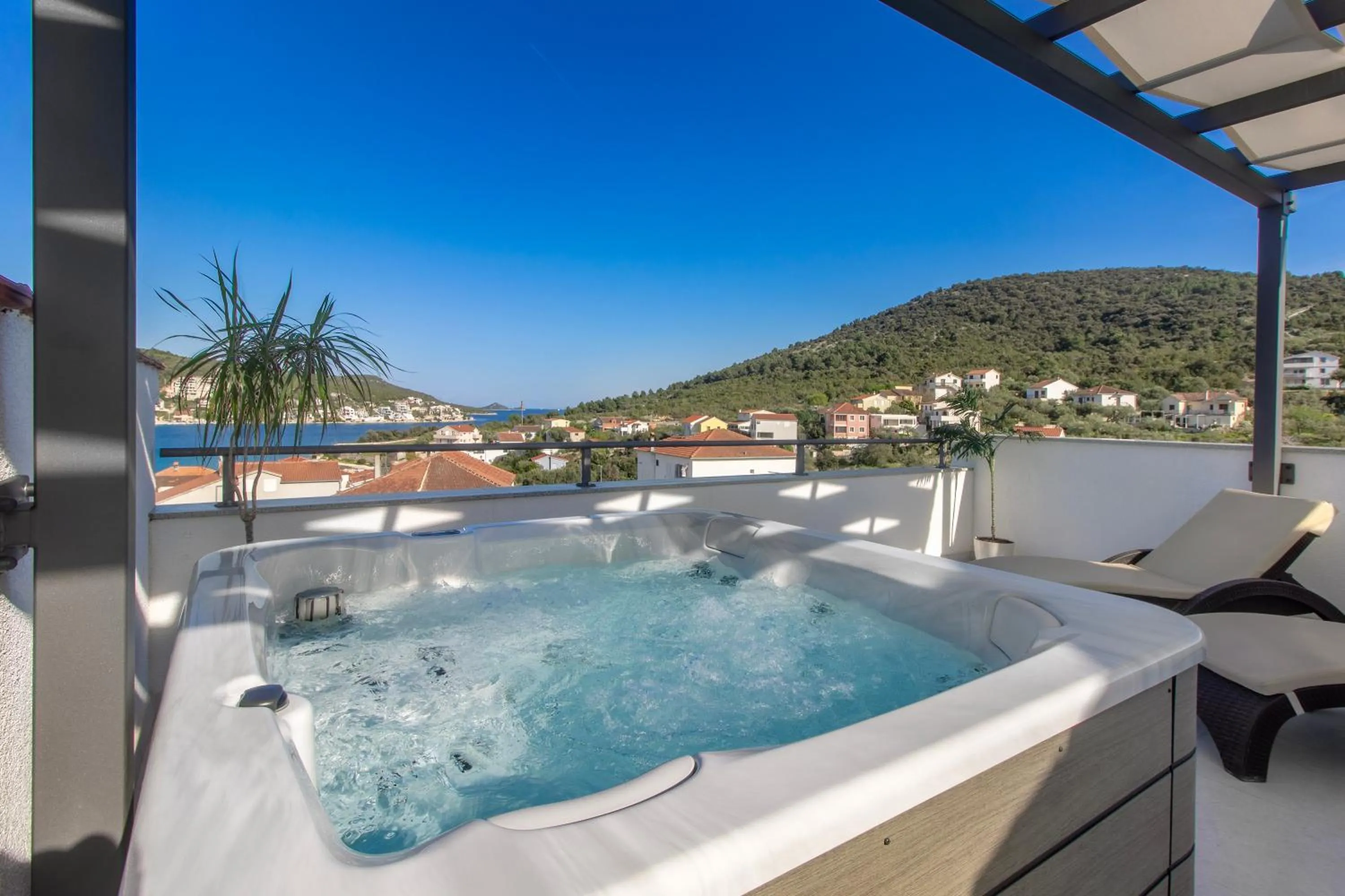 Villa Dalmatian Child with swimming pool, close to the beach