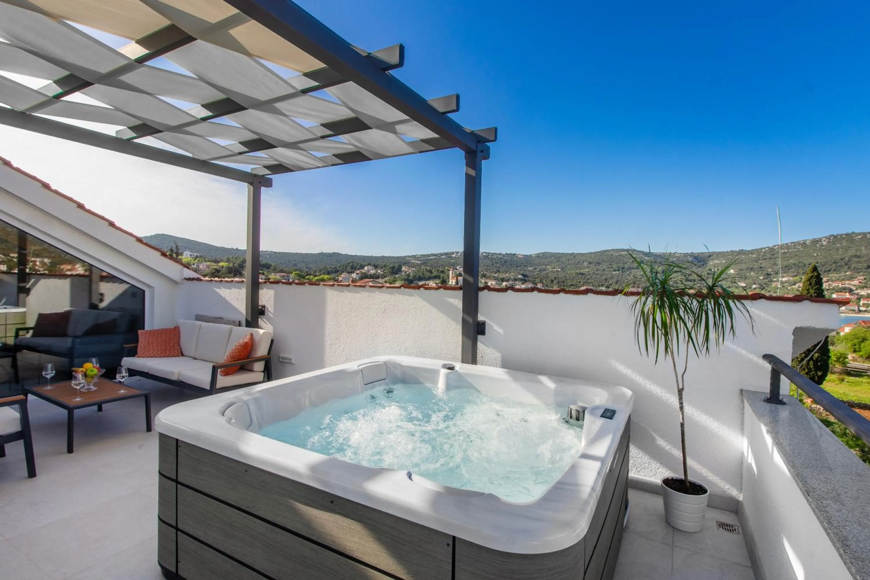 Villa Dalmatian Child with swimming pool, close to the beach