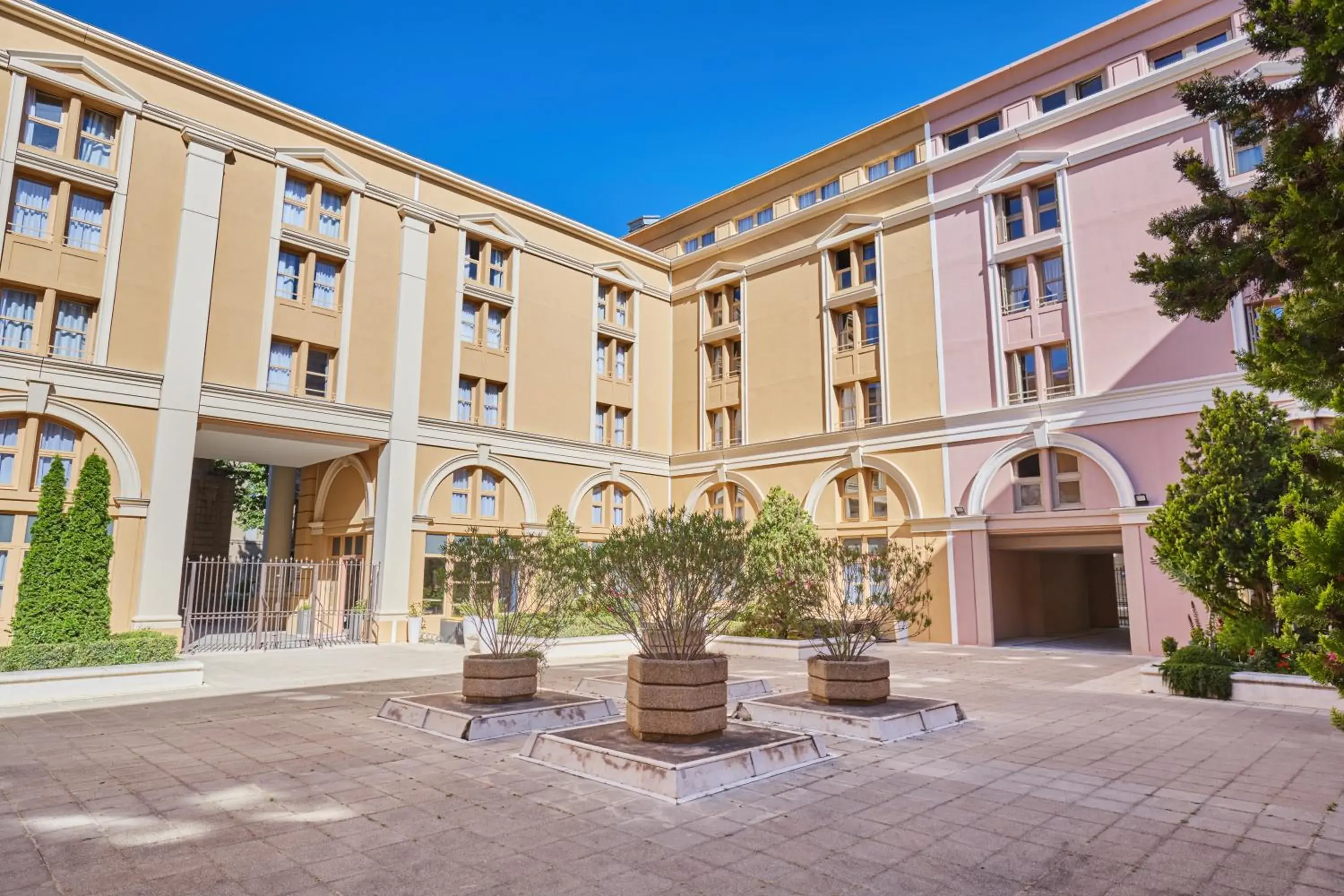 Property building in Appart Hotel Odalys City Aix en Provence L'Atrium Property building in Appart Hotel Odalys City Aix en Provence L'Atrium
