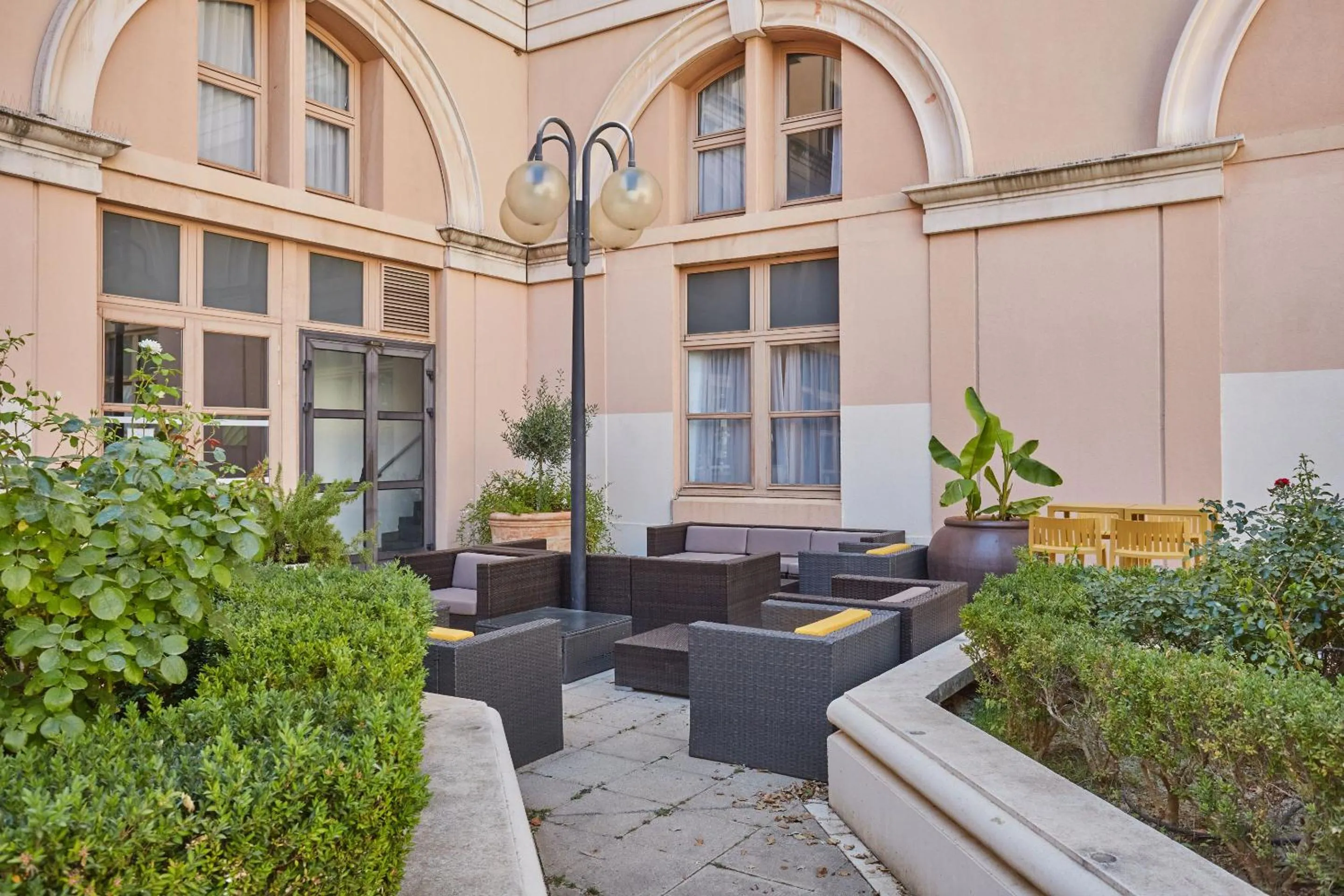 Patio in Appart Hotel Odalys City Aix en Provence L'Atrium