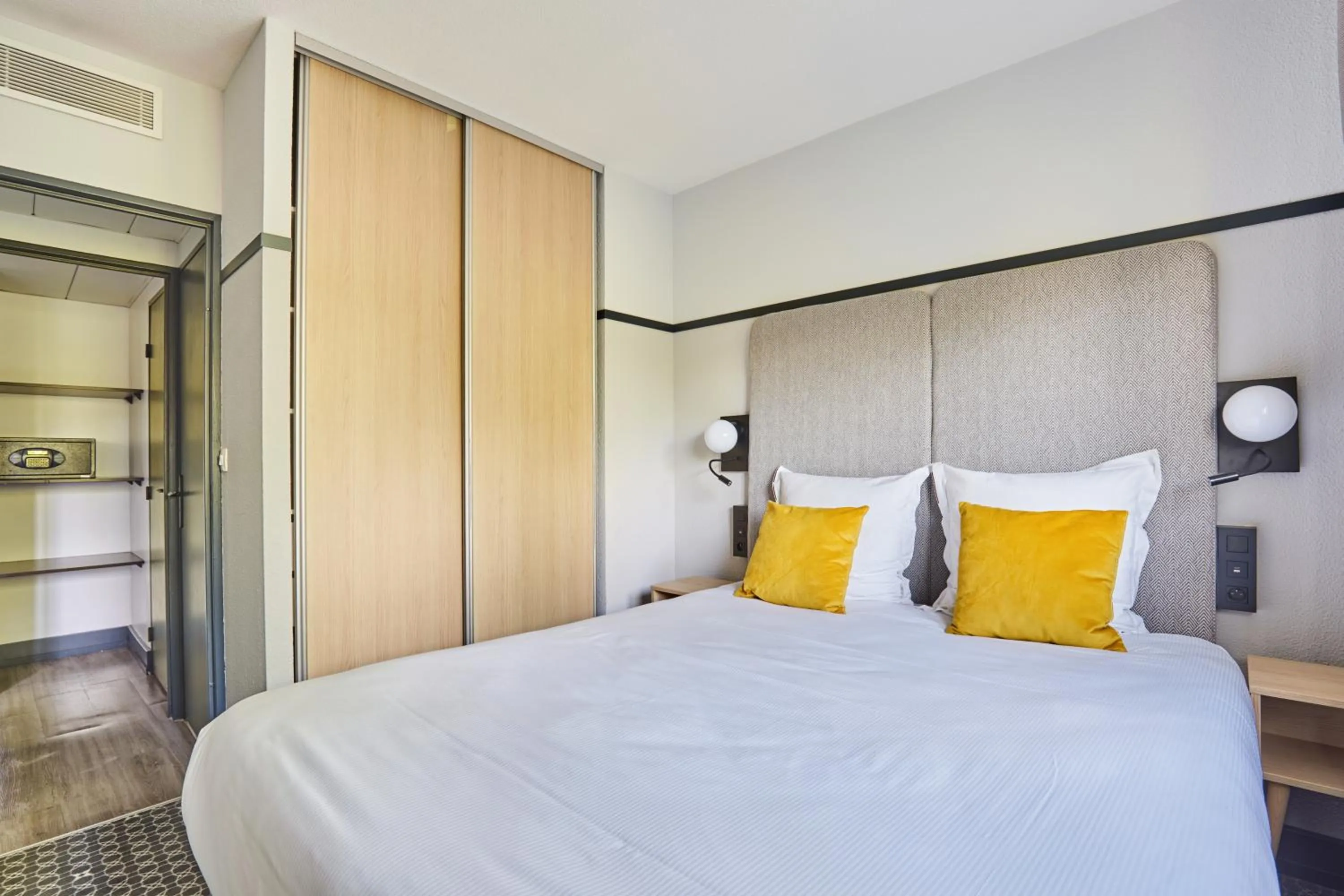 Bedroom, Bed in Appart Hotel Odalys City Aix en Provence L'Atrium