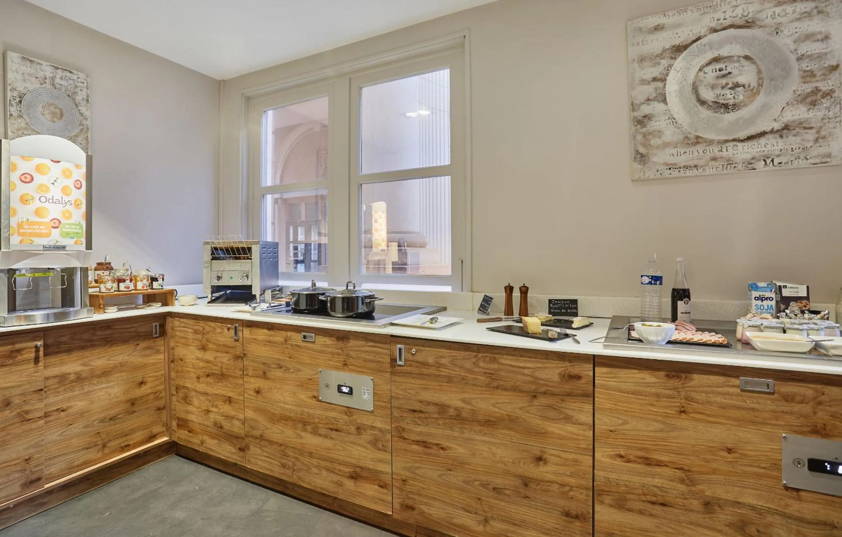 Buffet breakfast in Appart Hotel Odalys City Aix en Provence L'Atrium