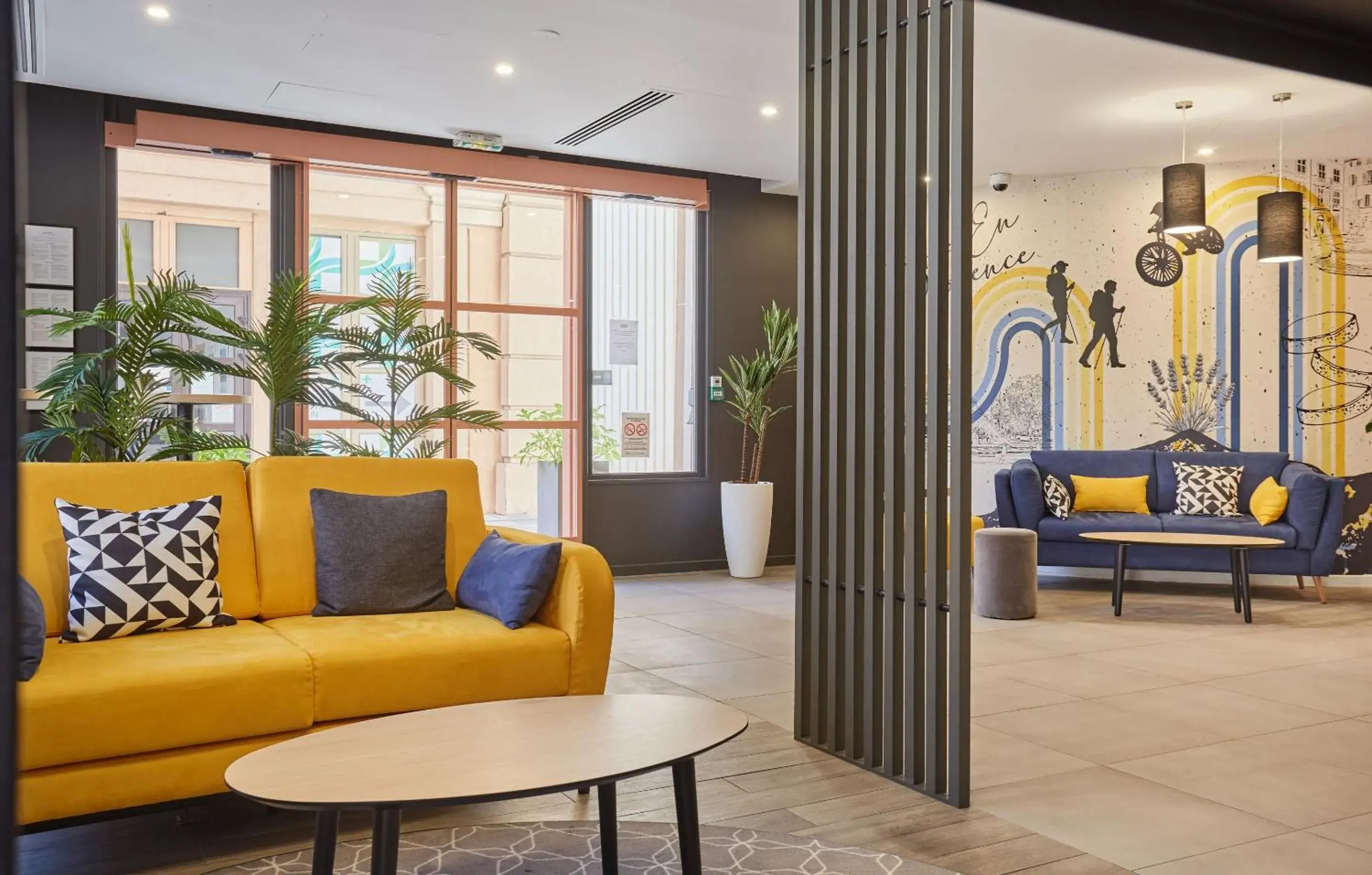 Lobby or reception in Appart Hotel Odalys City Aix en Provence L'Atrium Lobby or reception in Appart Hotel Odalys City Aix en Provence L'Atrium