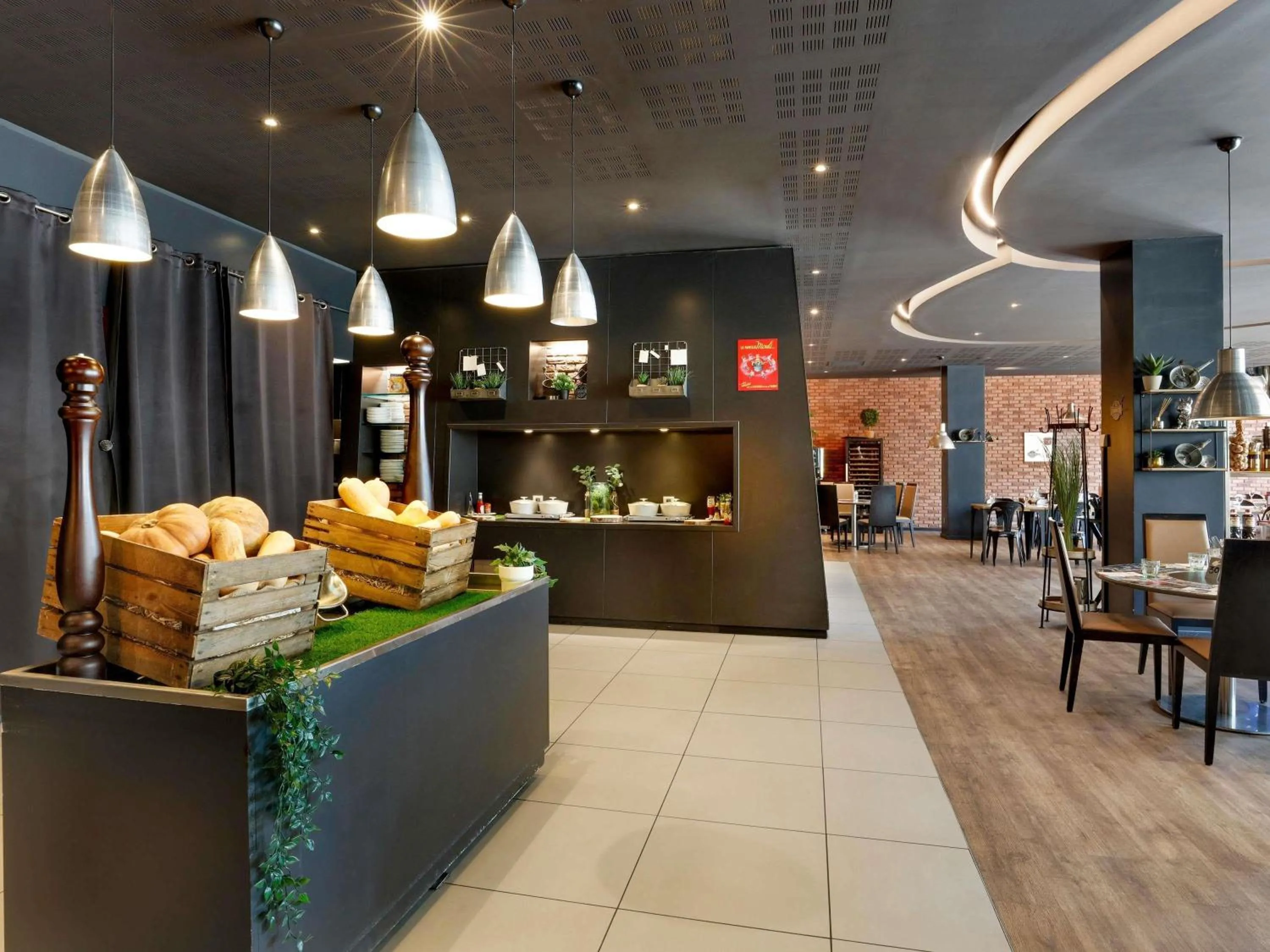 Restaurant/places to eat in Novotel Paris Est