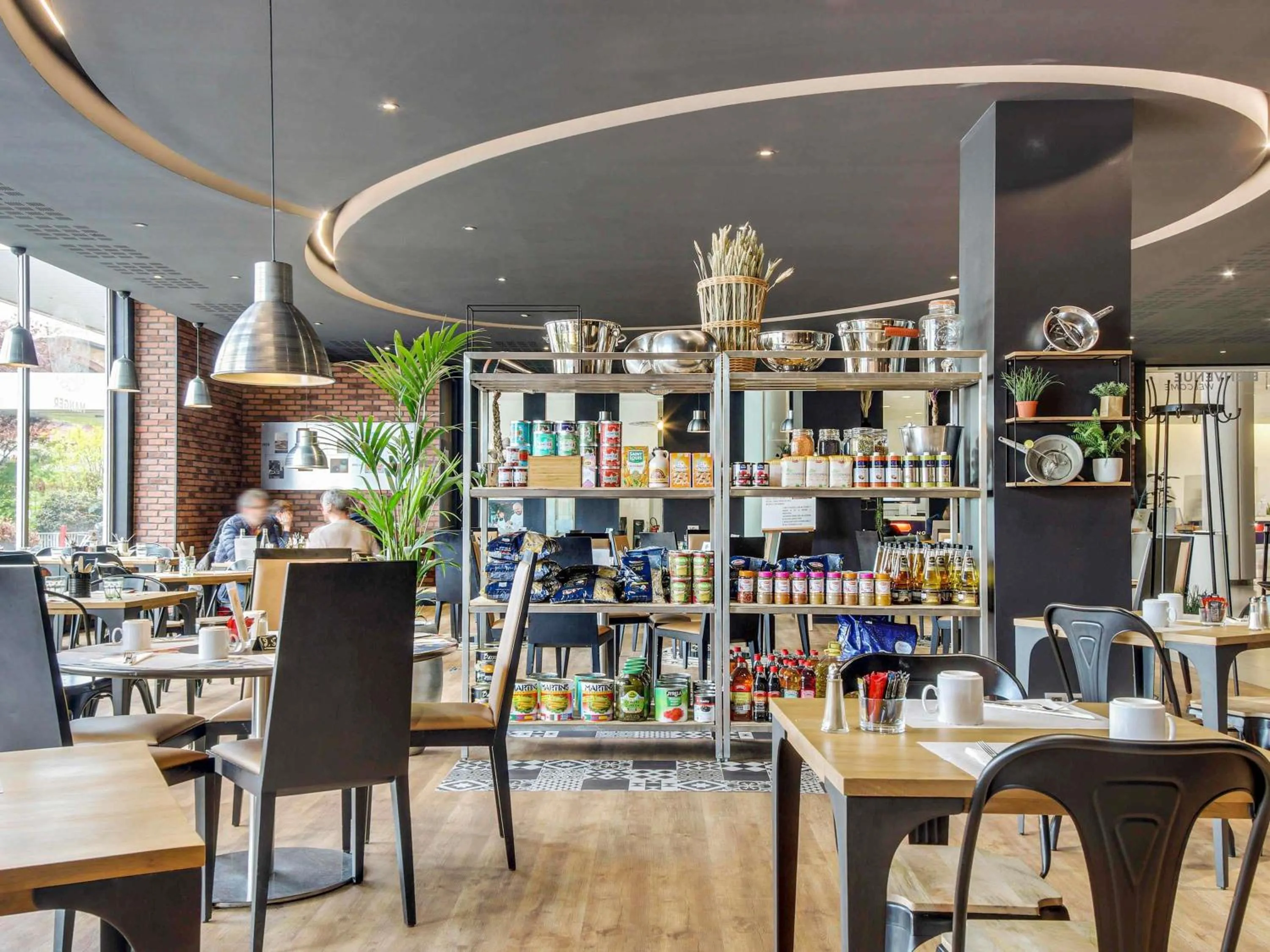 Restaurant/places to eat in Novotel Paris Est