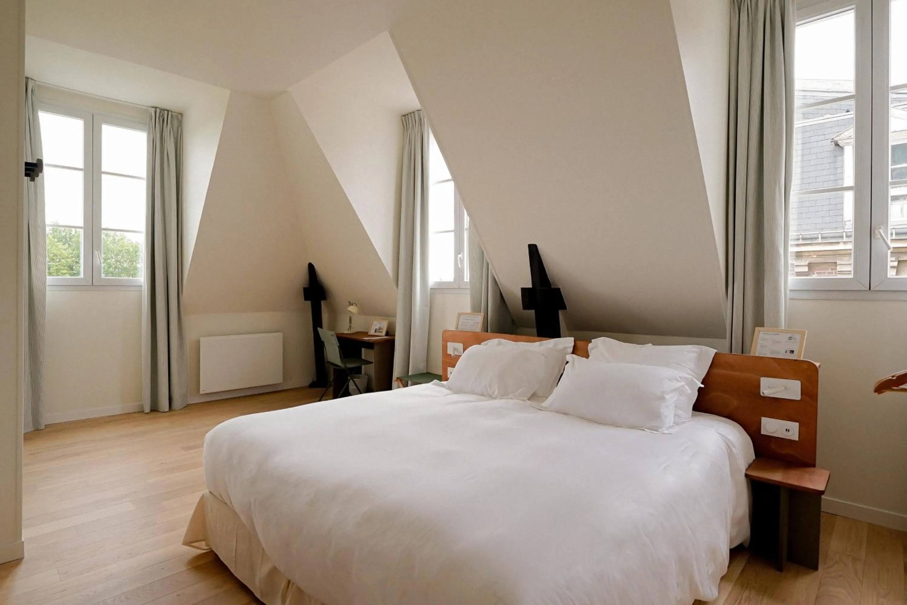 Bed in Hôtel Les Beaux Arts