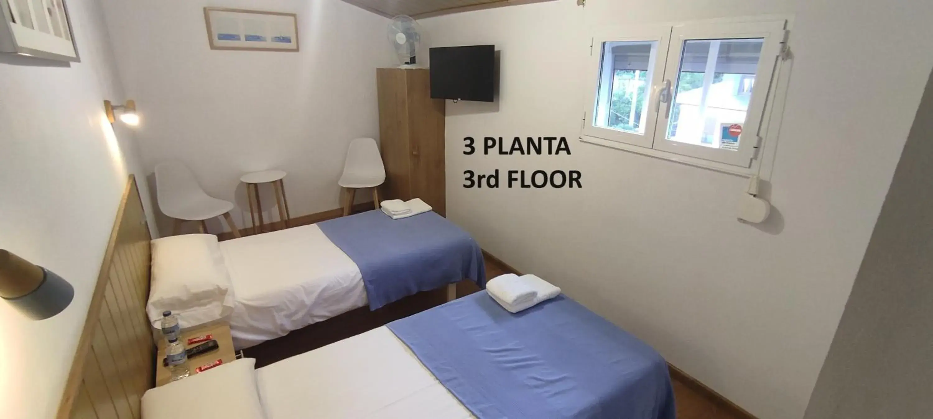 Twin Room with Private Bathroom - single occupancy in Hostal Cruce Twin Room with Private Bathroom - single occupancy in Hostal Cruce
