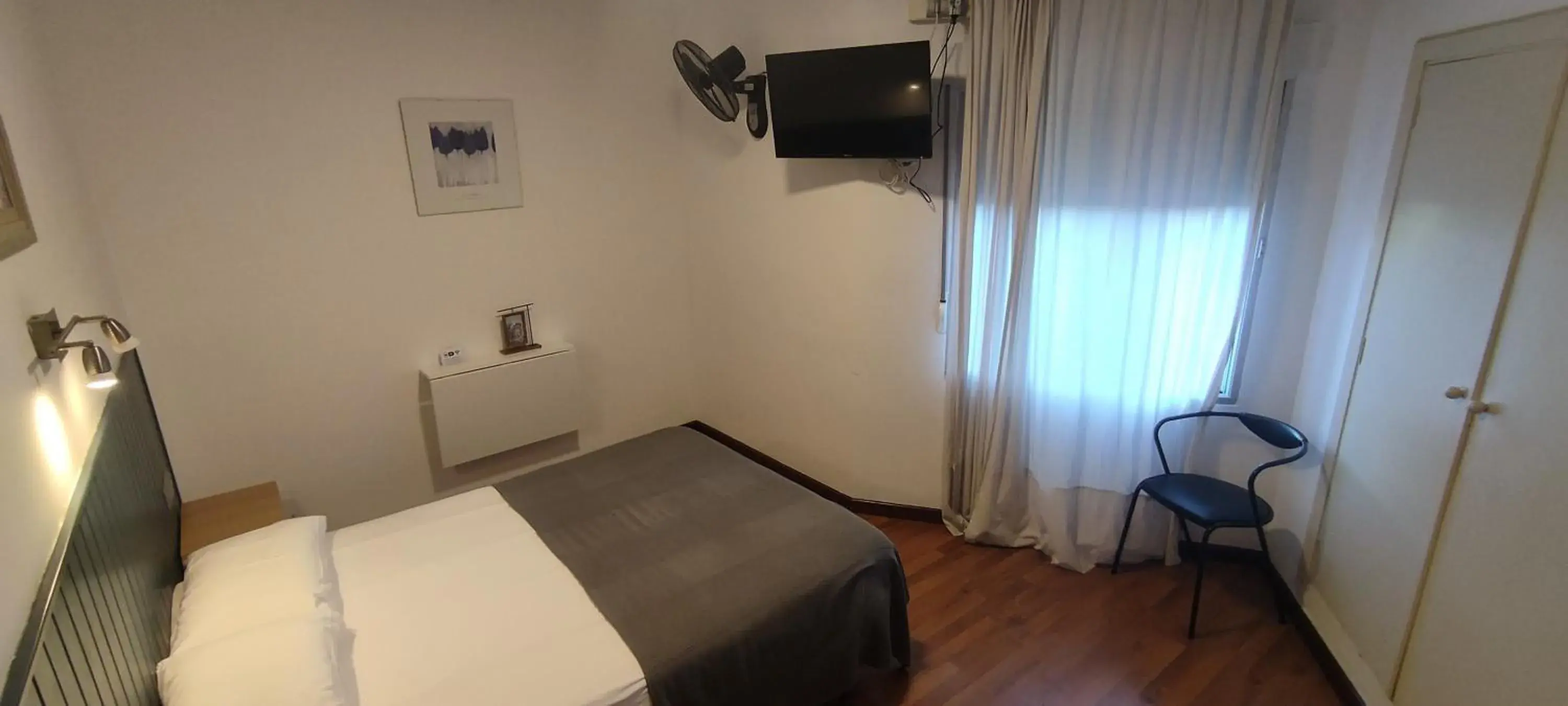 Standard Queen Room - single occupancy in Hostal Cruce Standard Queen Room - single occupancy in Hostal Cruce