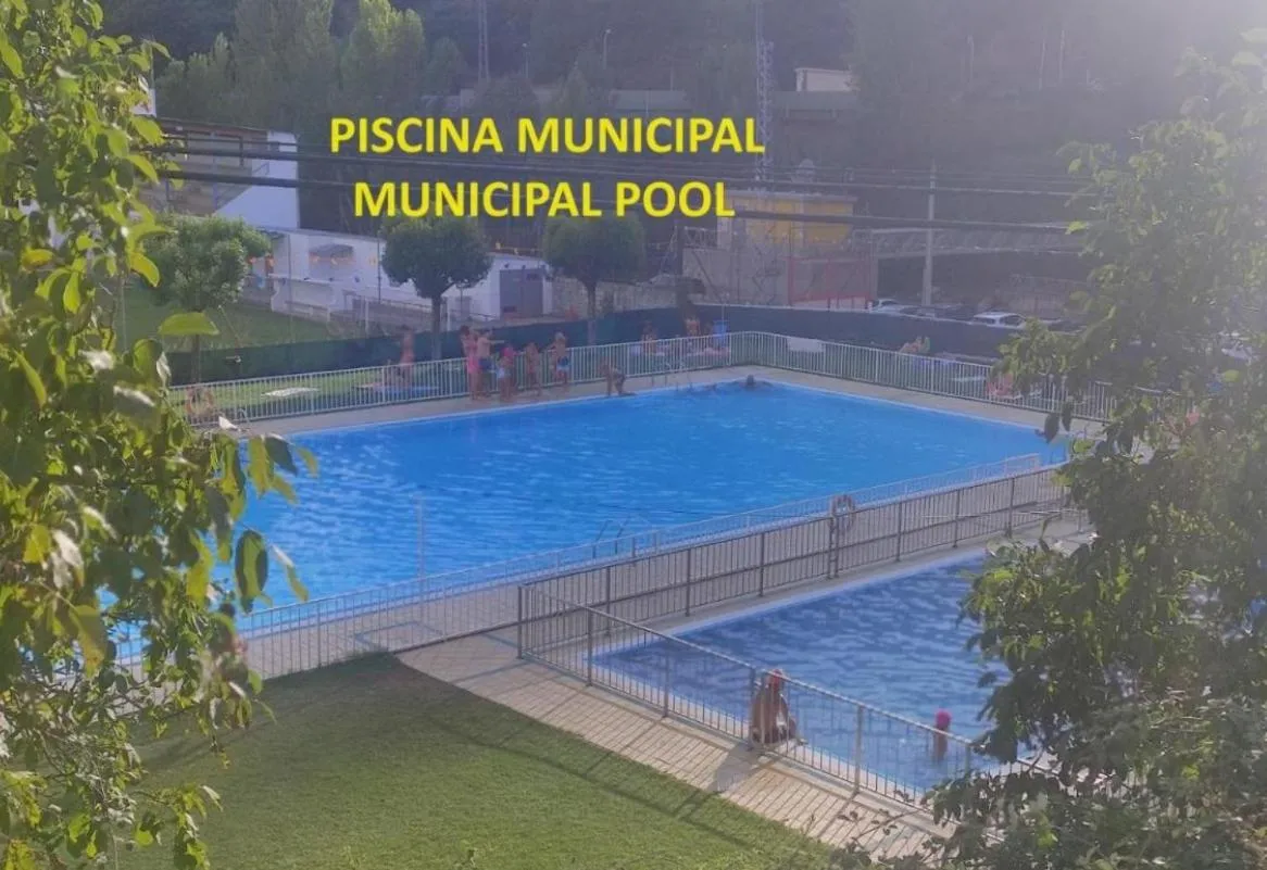 Swimming pool in Hostal Cruce