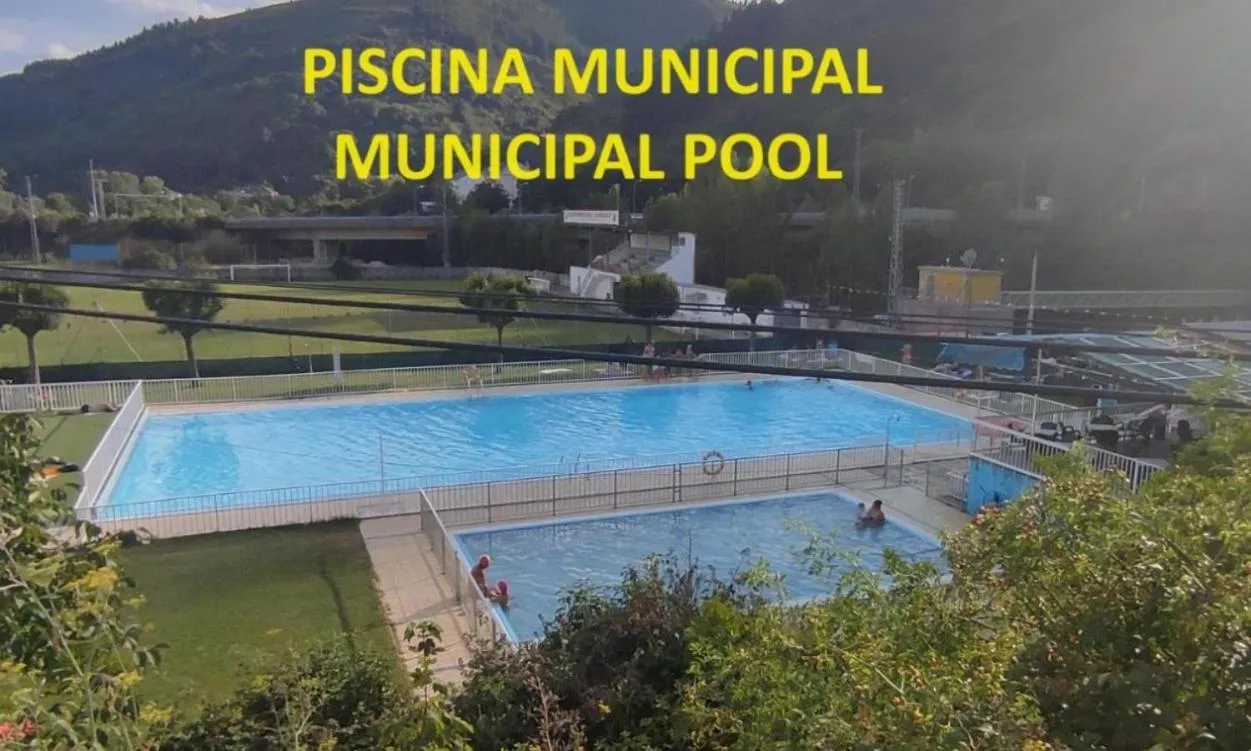 Swimming pool in Hostal Cruce