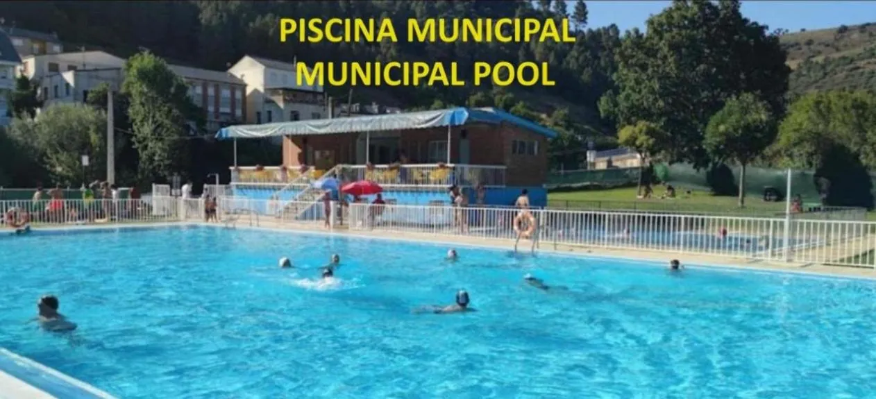 Swimming pool in Hostal Cruce