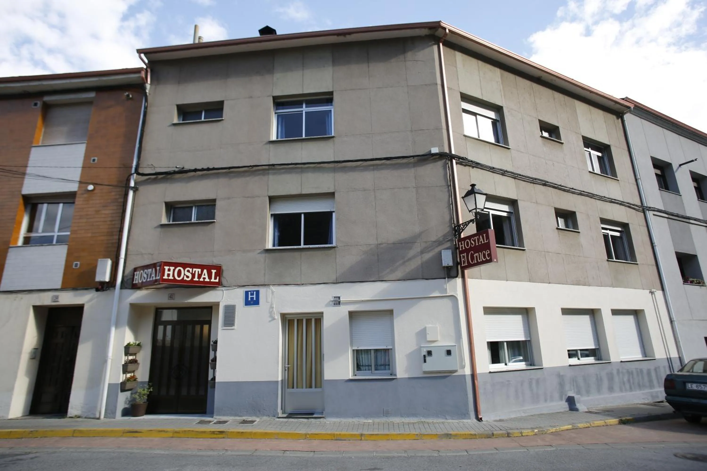 Property building in Hostal Cruce