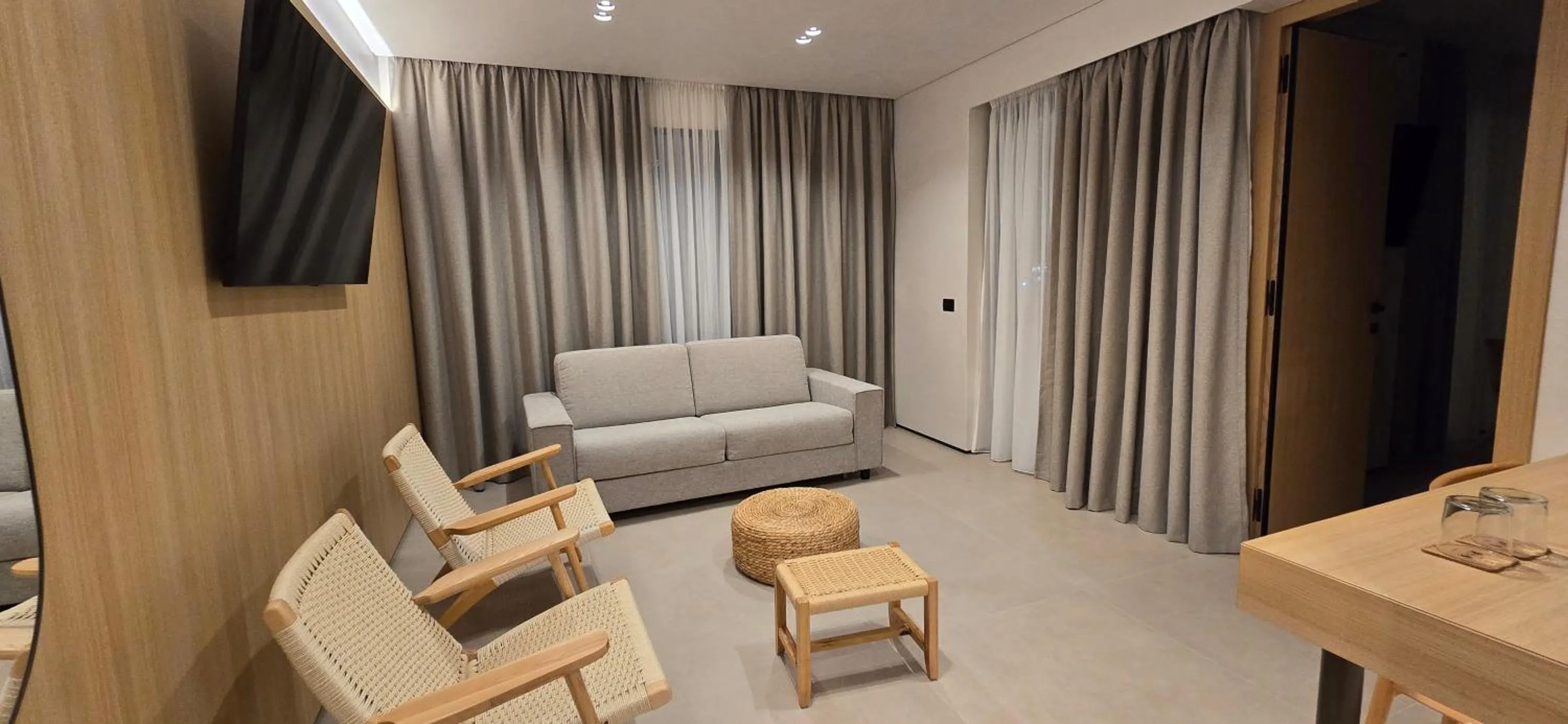 TV and multimedia in Lion Gate Hotel