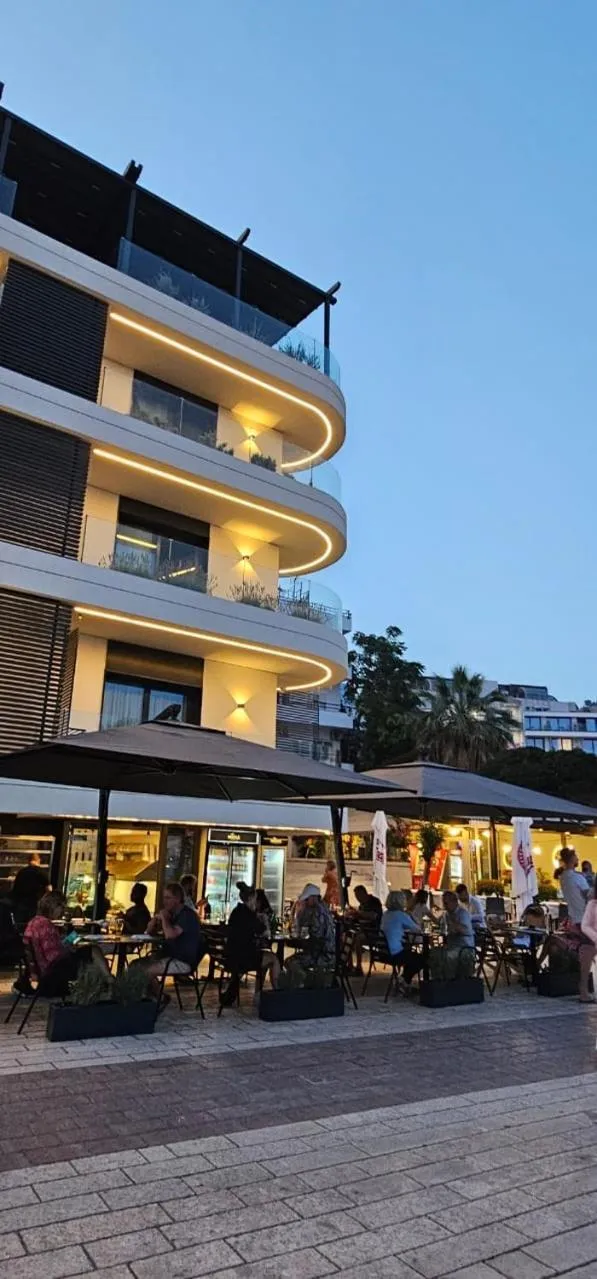 Restaurant/places to eat in Lion Gate Hotel