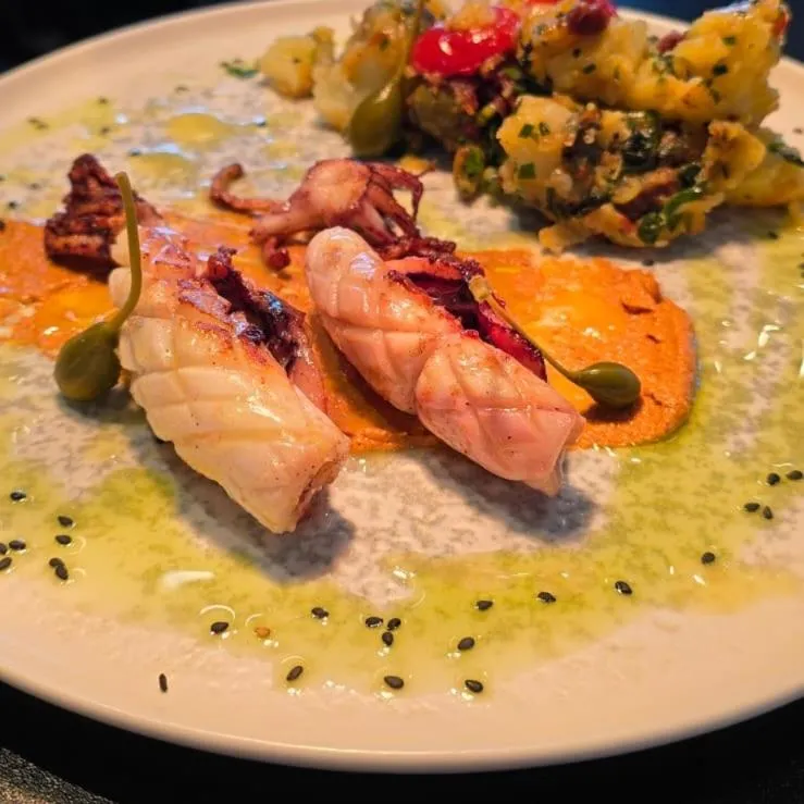 Restaurant/places to eat in Lion Gate Hotel