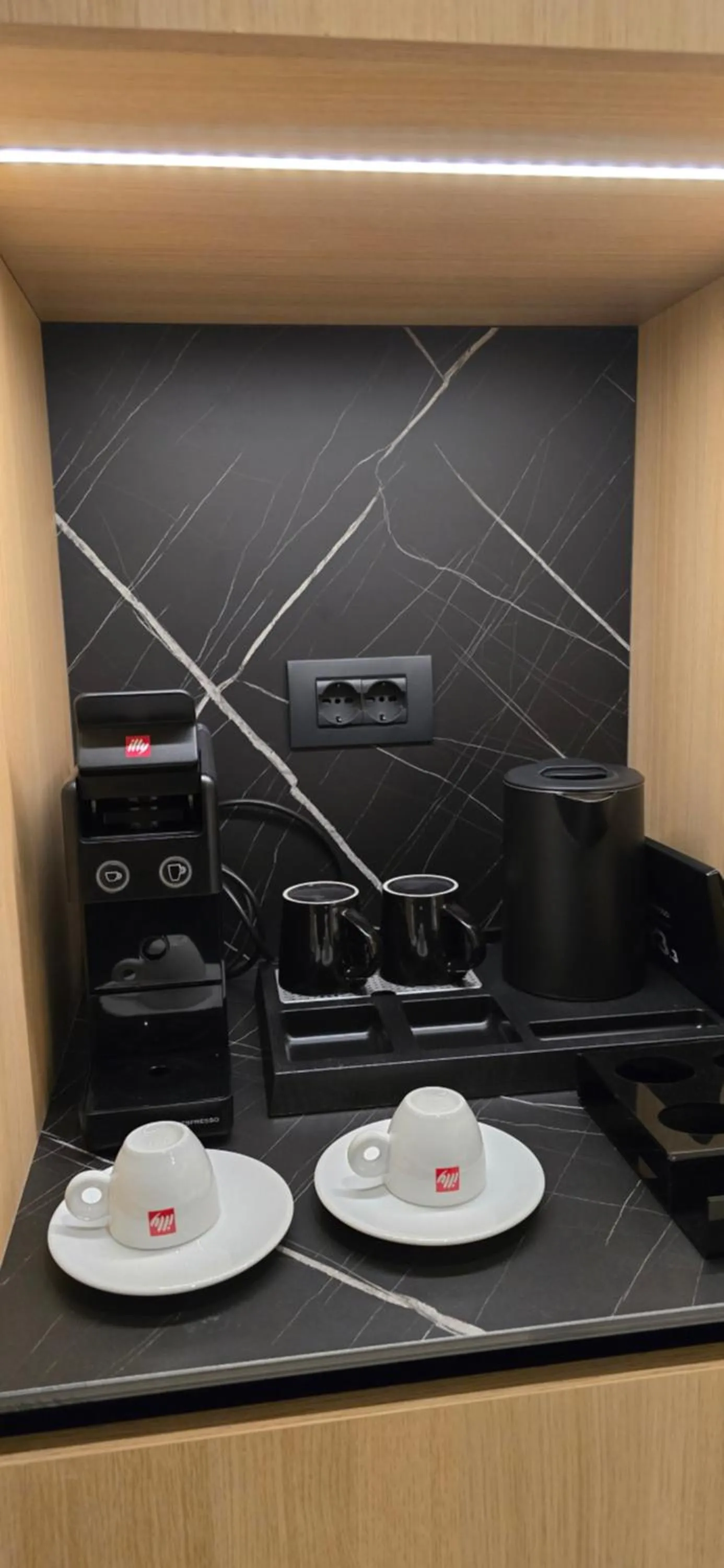 Coffee/tea facilities in Lion Gate Hotel