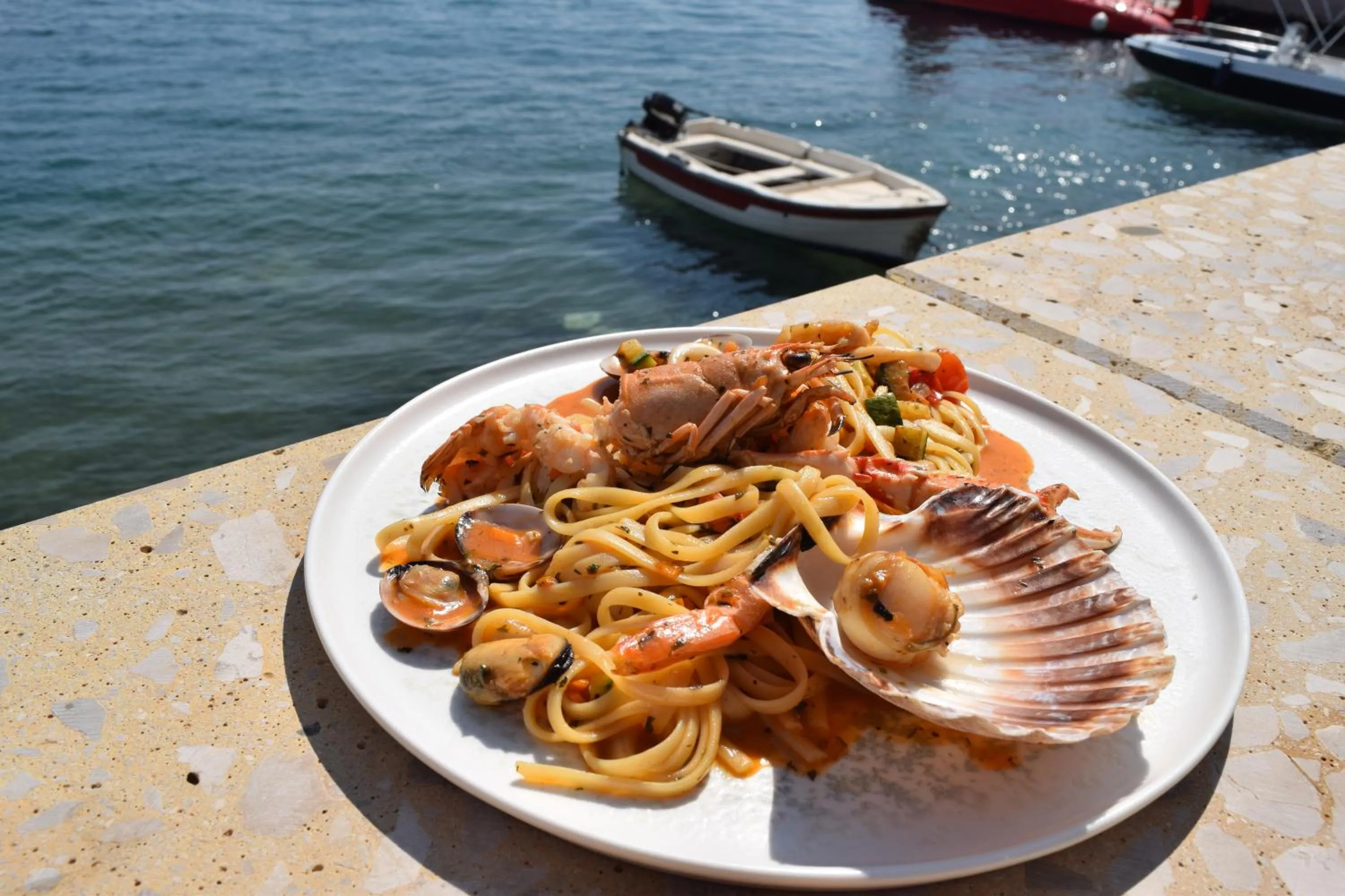 Restaurant/places to eat in Lion Gate Hotel