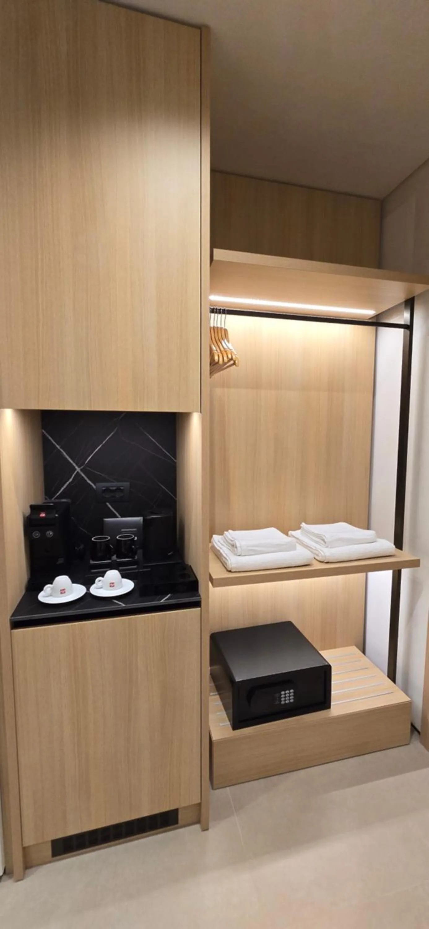 Coffee/tea facilities, Bed in Lion Gate Hotel