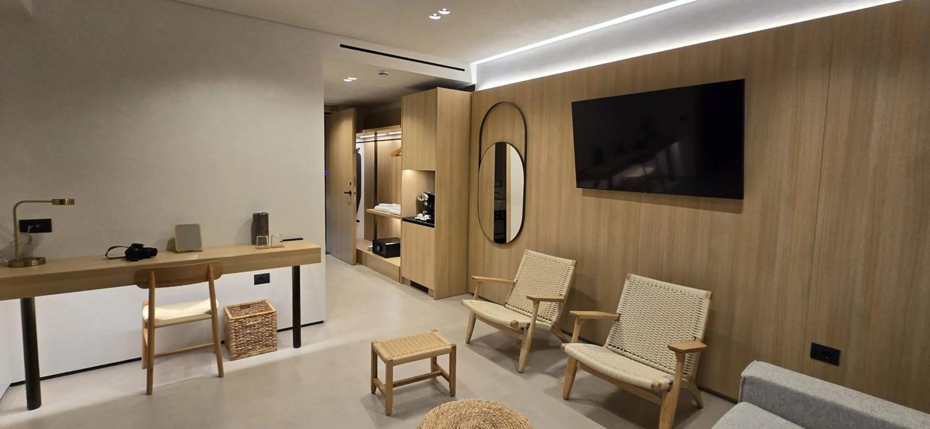 TV and multimedia in Lion Gate Hotel