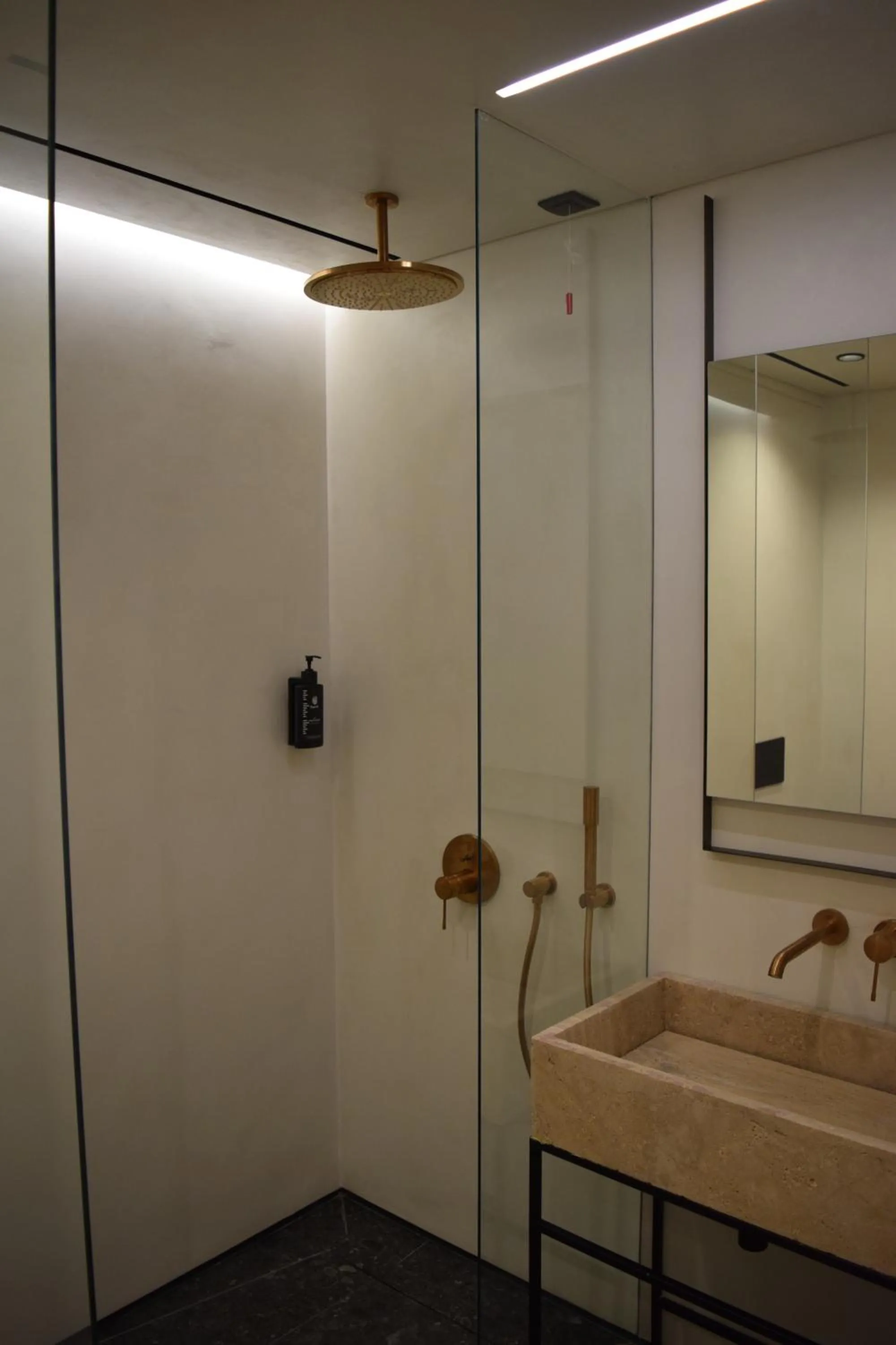 Bathroom, Bed in Lion Gate Hotel