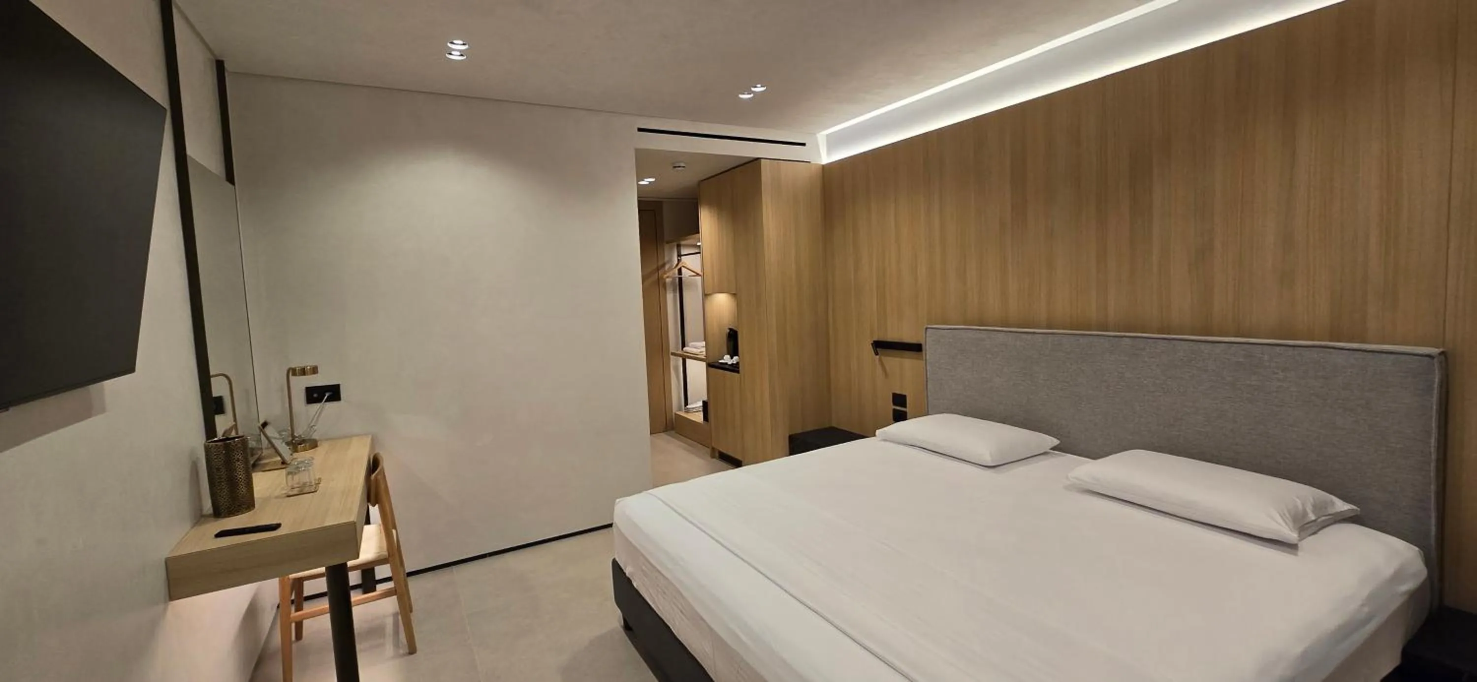 Bed in Lion Gate Hotel