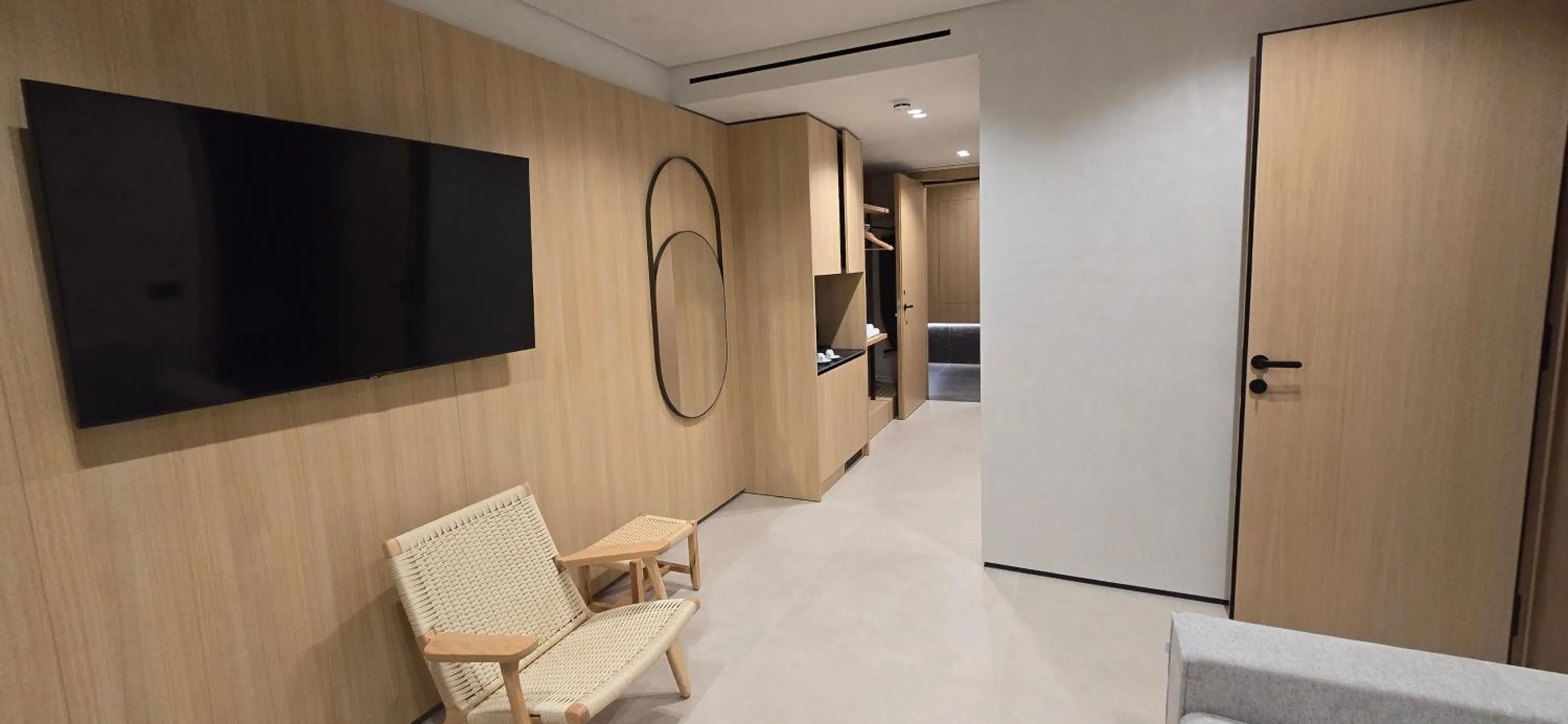Communal lounge/ TV room in Lion Gate Hotel