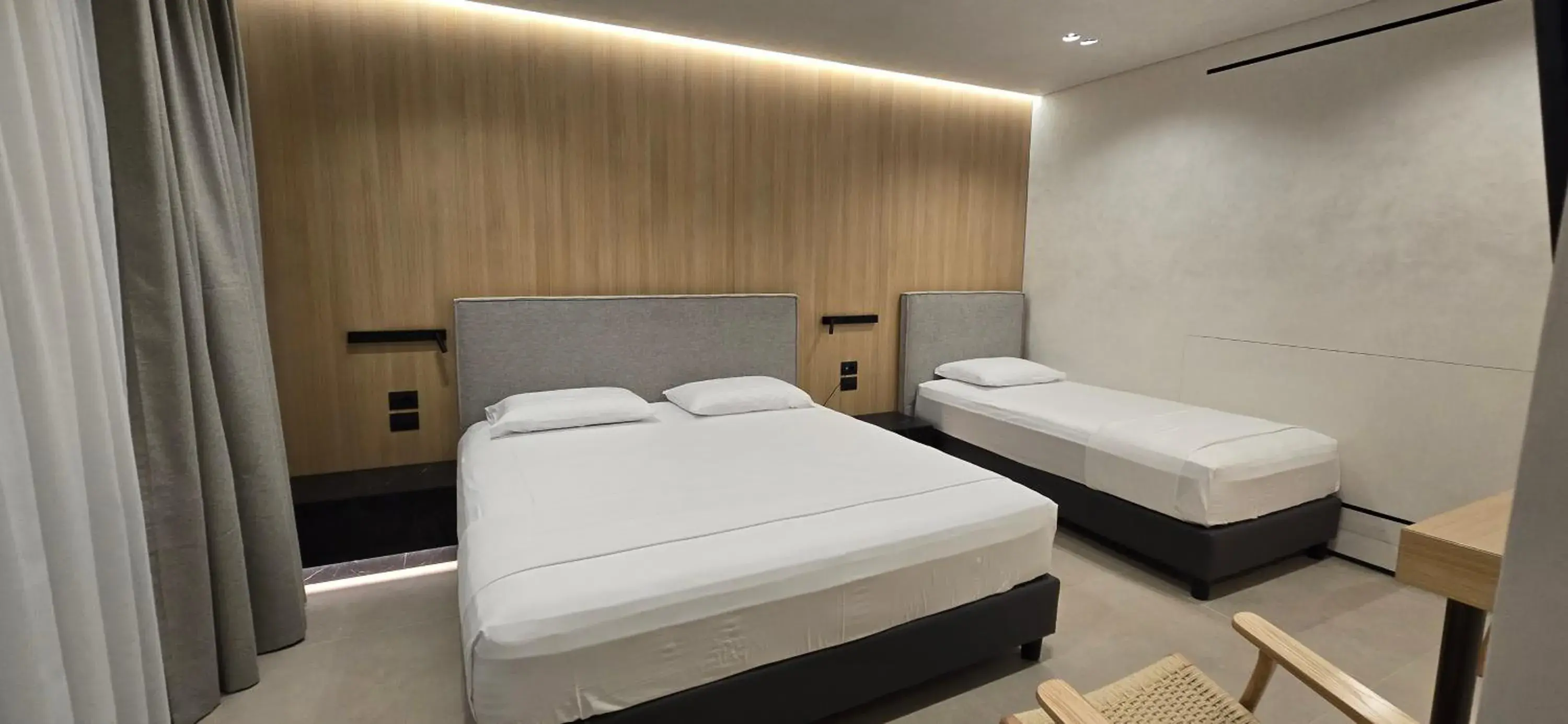 Deluxe Triple Room in Lion Gate Hotel Deluxe Triple Room in Lion Gate Hotel