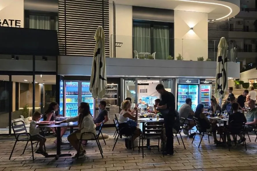 Restaurant/places to eat in Lion Gate Hotel