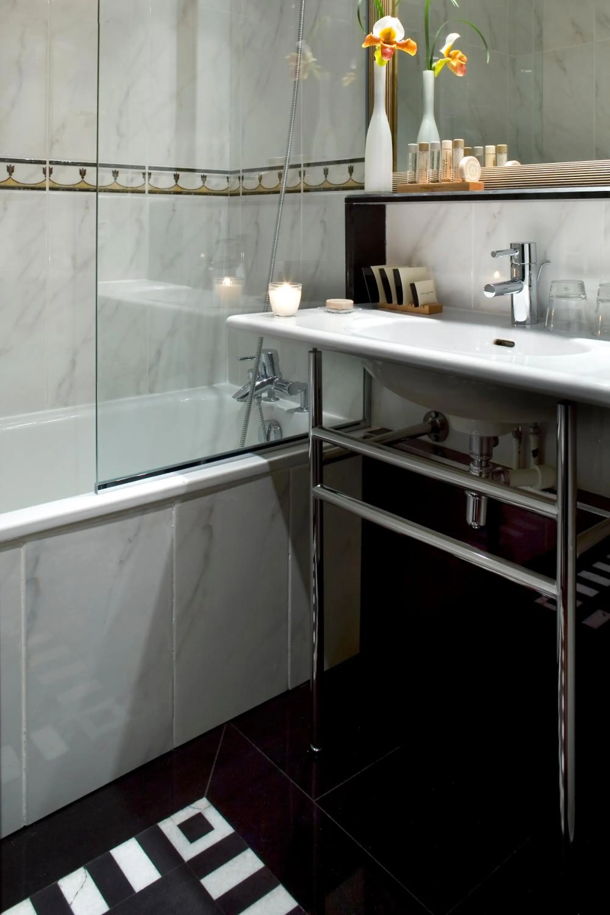 Bathroom in Les Jardins Du Marais