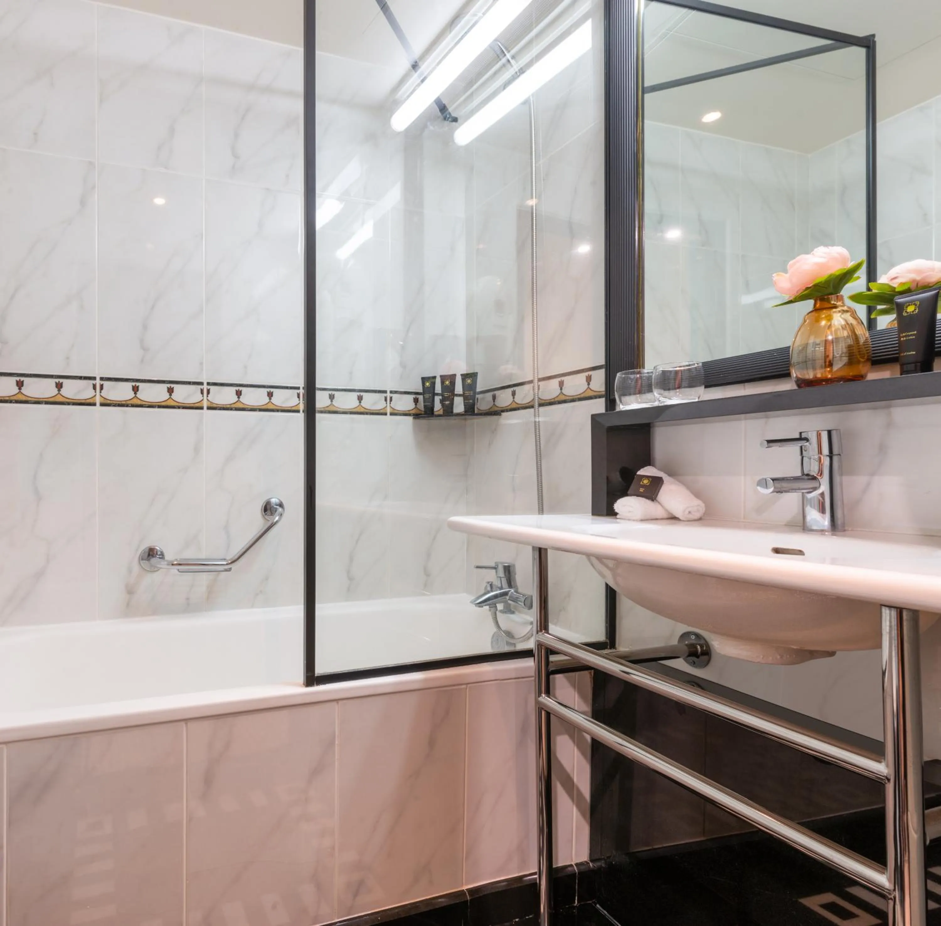 Bathroom in Les Jardins Du Marais
