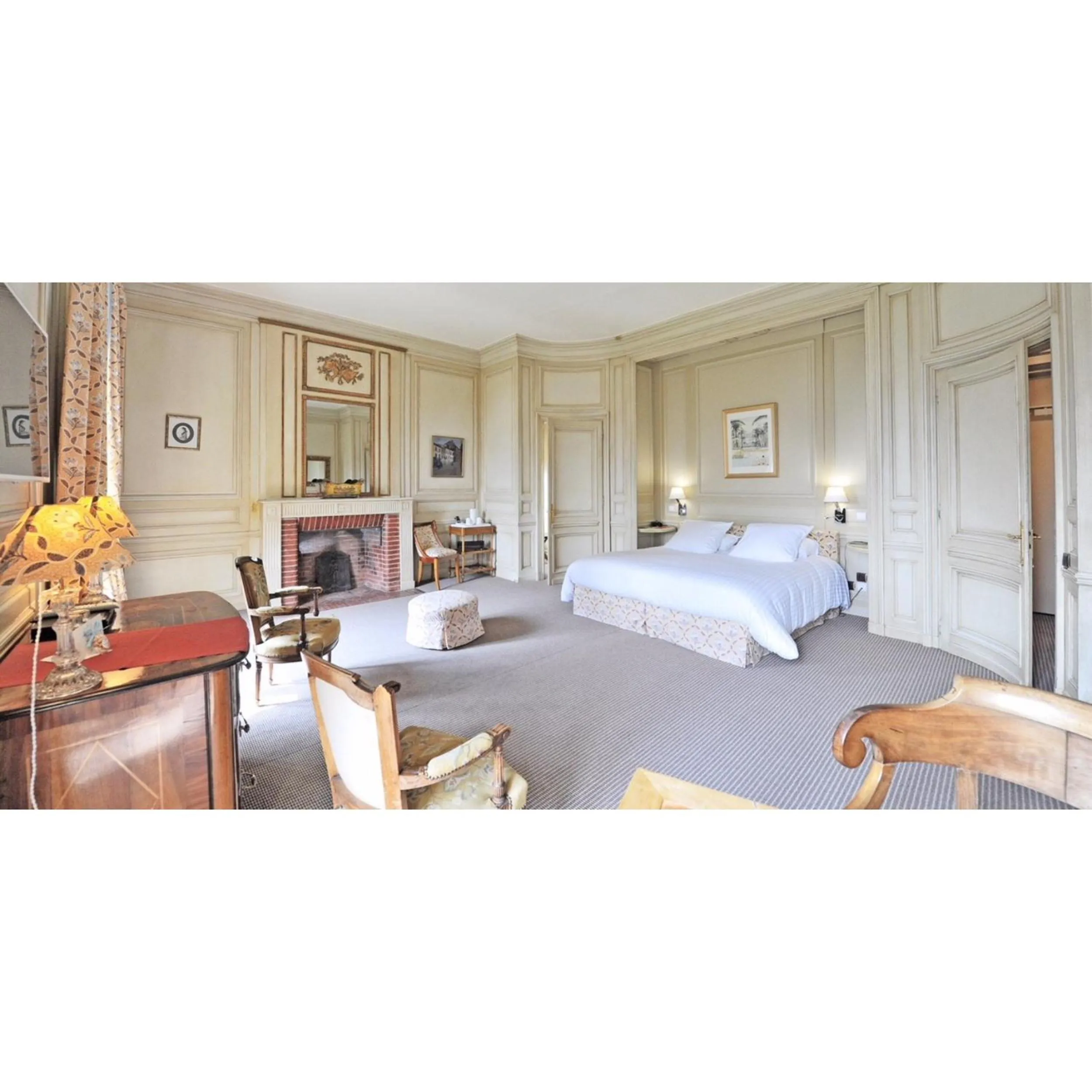 Property building, Bed in Hôtel Villa Navarre