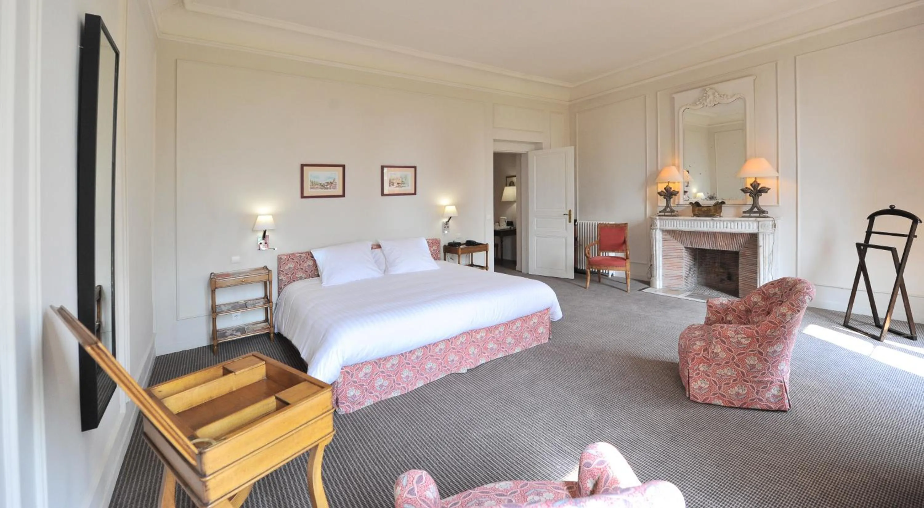 Photo of the whole room, Bed in Hôtel Villa Navarre