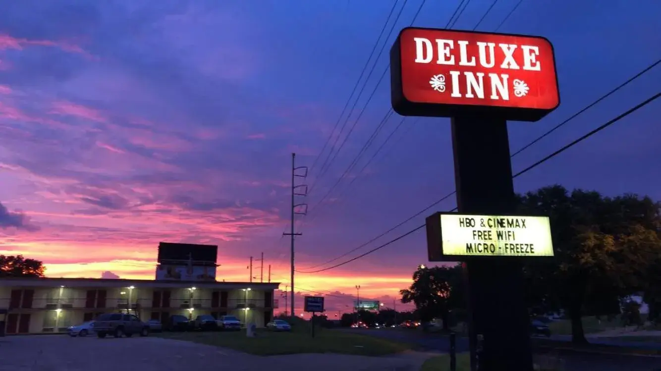 Deluxe Inn Deluxe Inn
