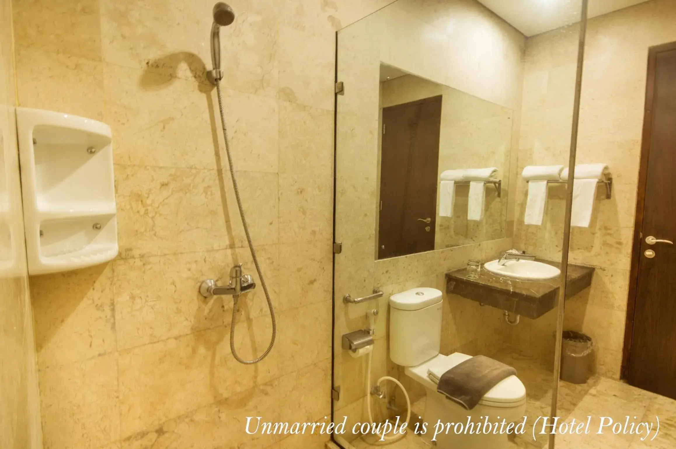 Bathroom in Hotel Gren Alia Jakarta Bathroom in Hotel Gren Alia Jakarta