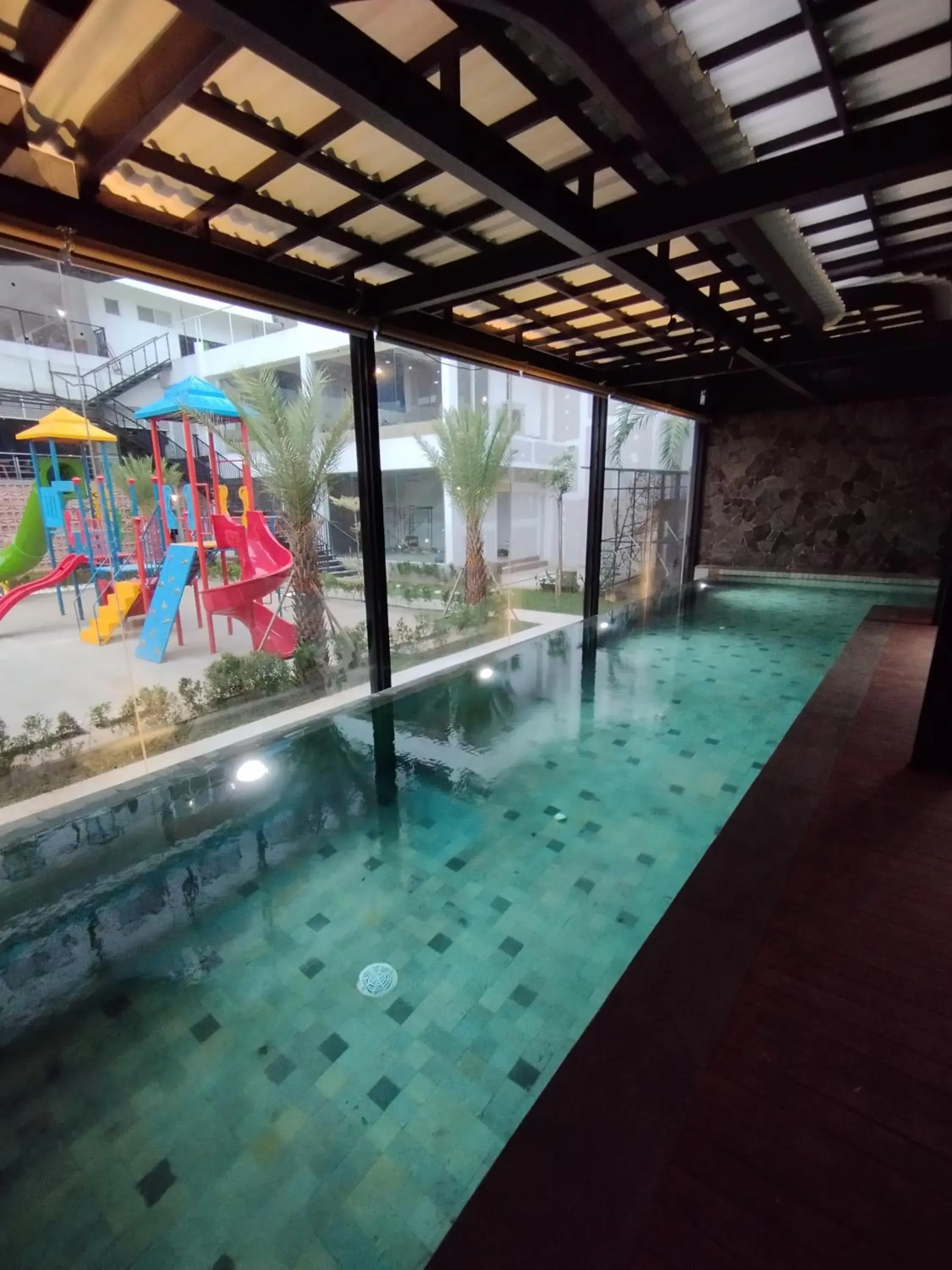 Swimming pool in Hotel Gren Alia Jakarta Swimming pool in Hotel Gren Alia Jakarta