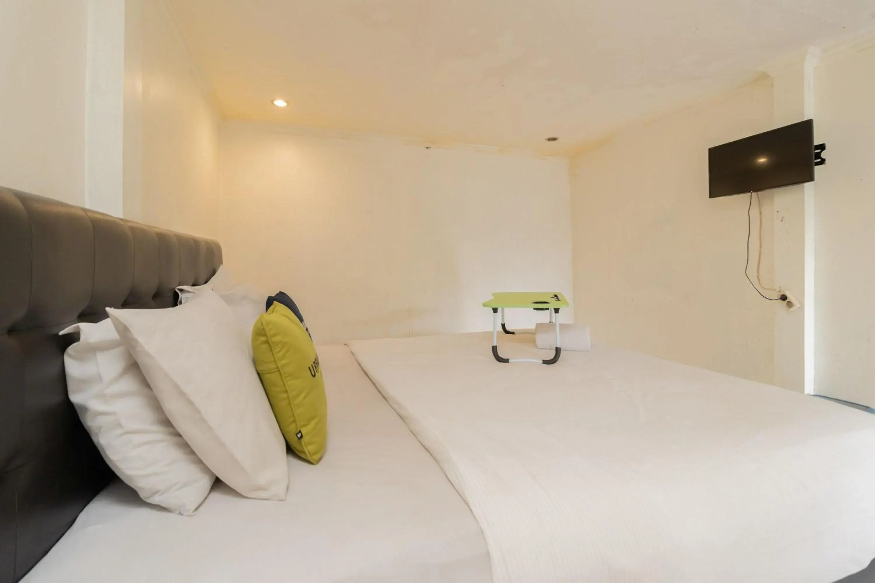 Standard Twin Room in Urbanview Hotel Gunung Geulis Village by RedDoorz Standard Twin Room in Urbanview Hotel Gunung Geulis Village by RedDoorz