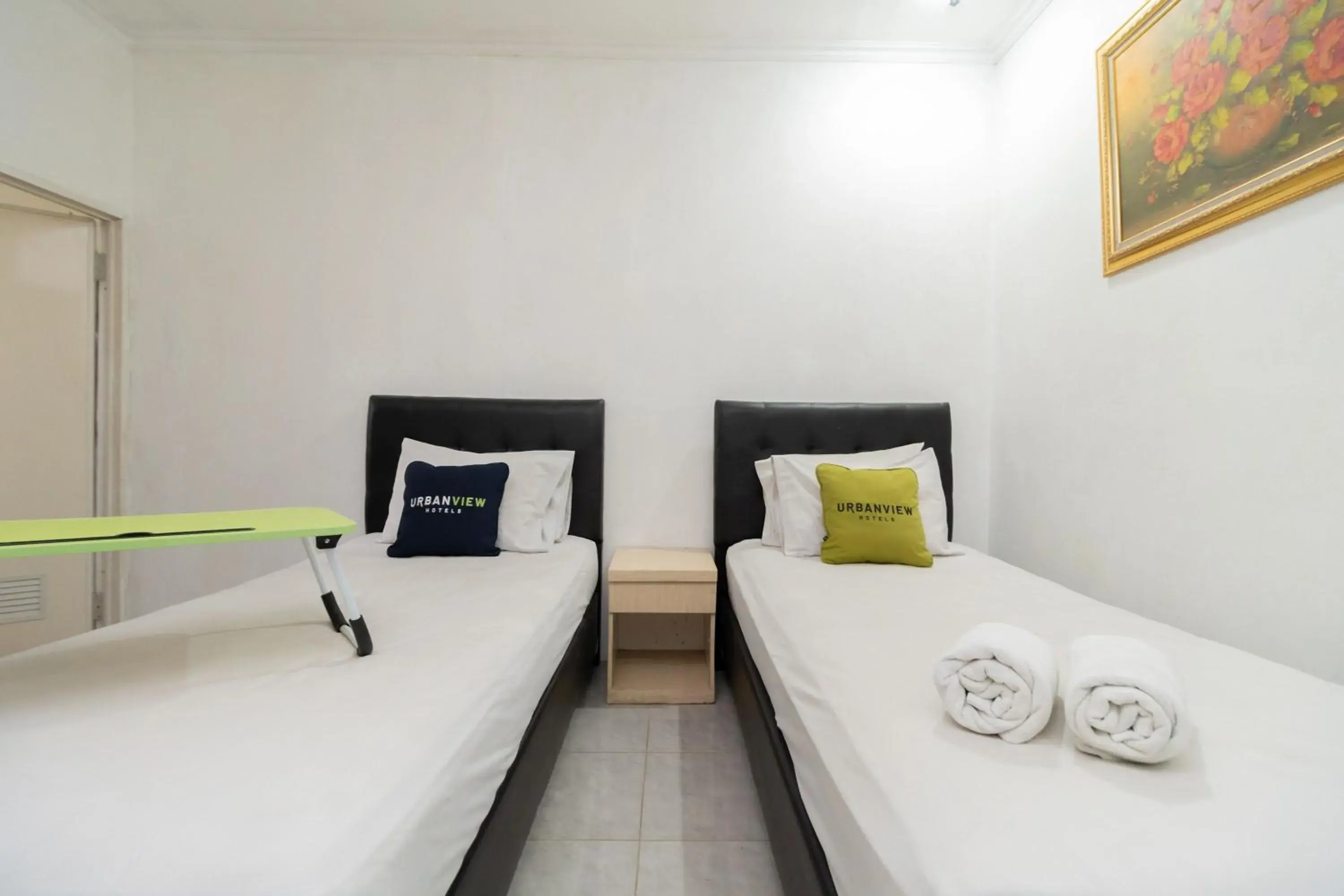 Superior Twin Room in Urbanview Hotel Gunung Geulis Village by RedDoorz Superior Twin Room in Urbanview Hotel Gunung Geulis Village by RedDoorz