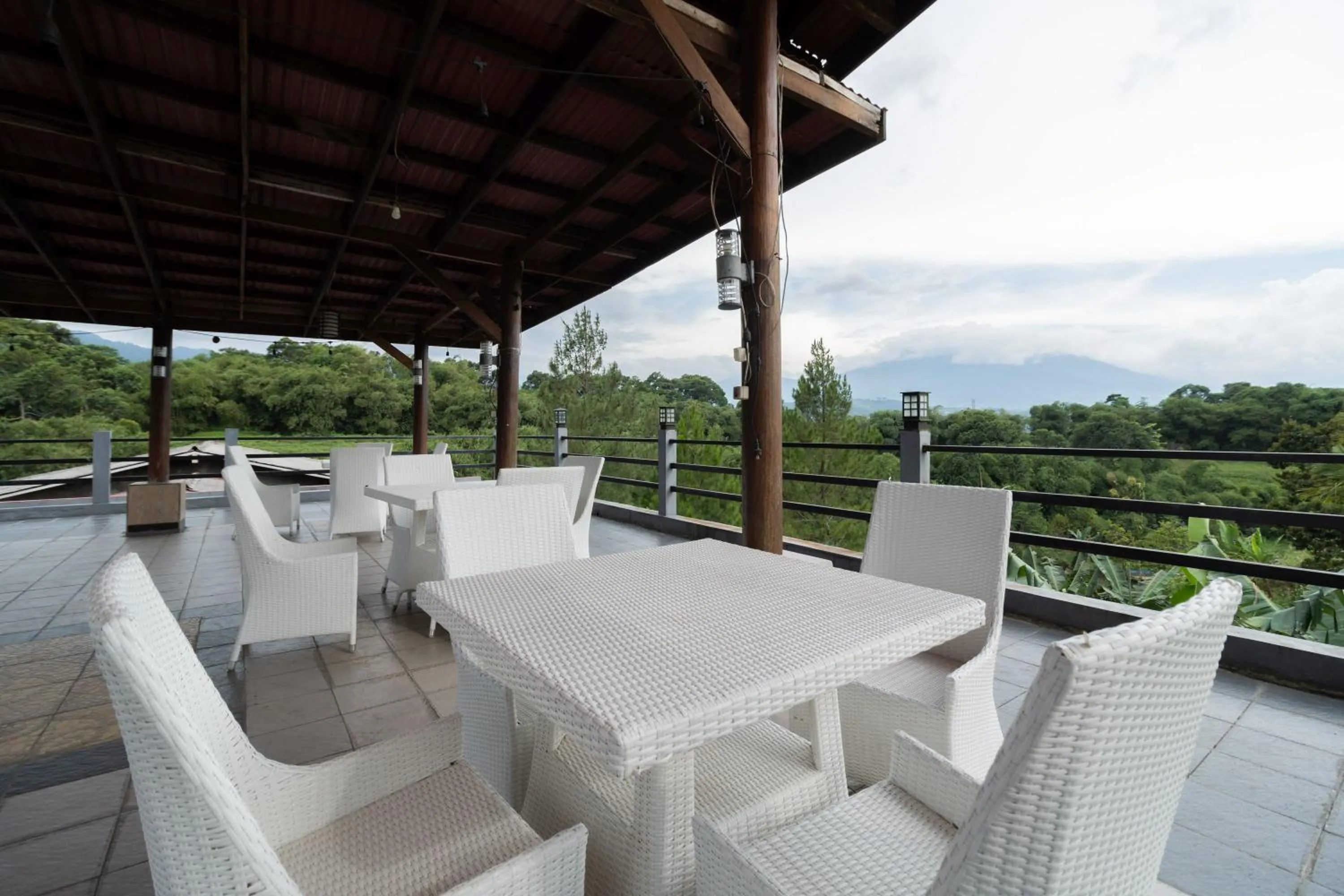 Dining area in Urbanview Hotel Gunung Geulis Village by RedDoorz